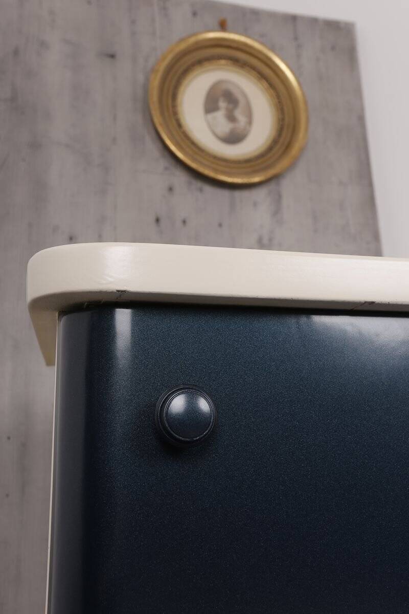 Table de chevet Art Déco bois peinte bleu marine et crème, années 1930