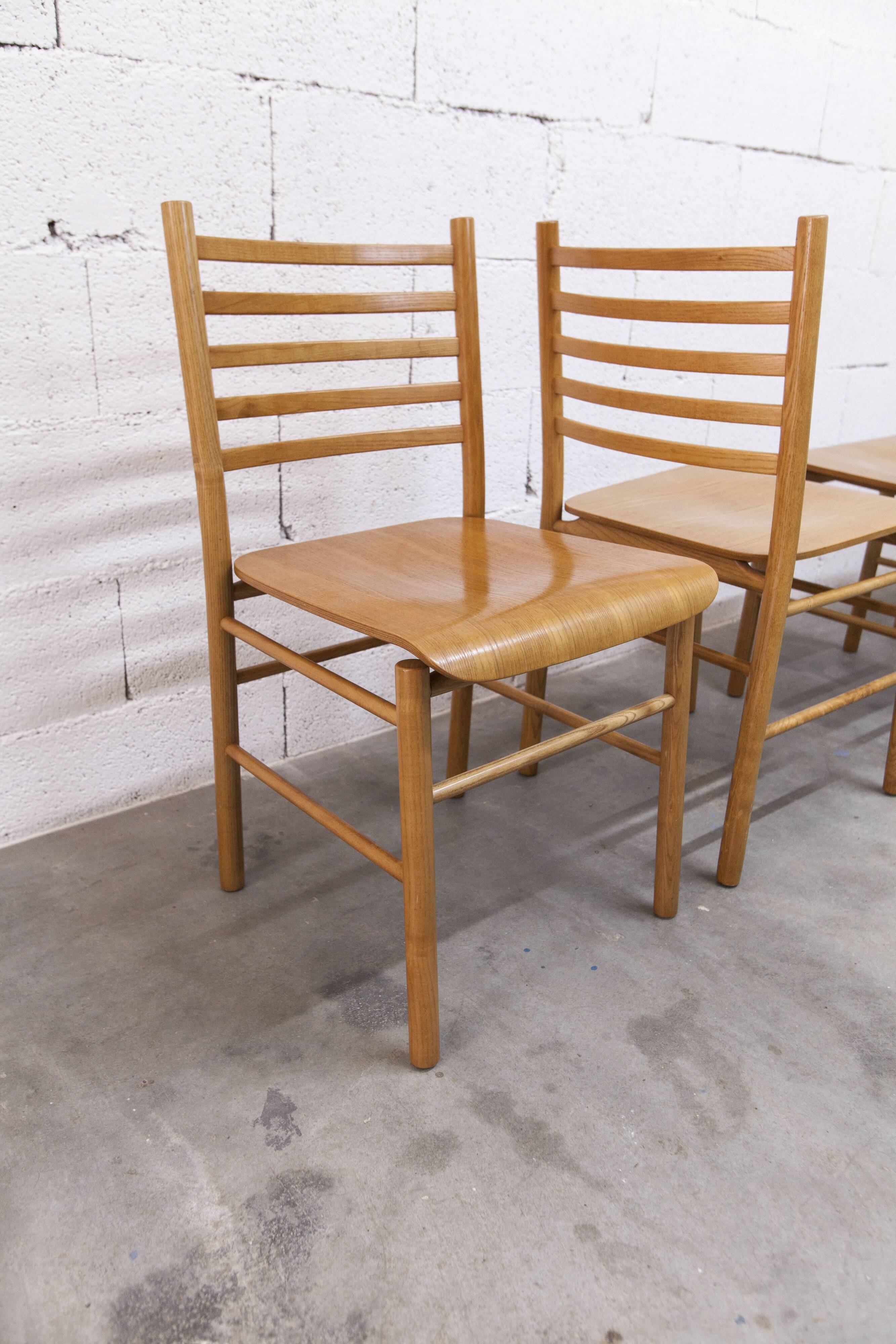 Danish ensemble transformable table 114 cm / 154 + 4 modernist chairs from the 1970s.