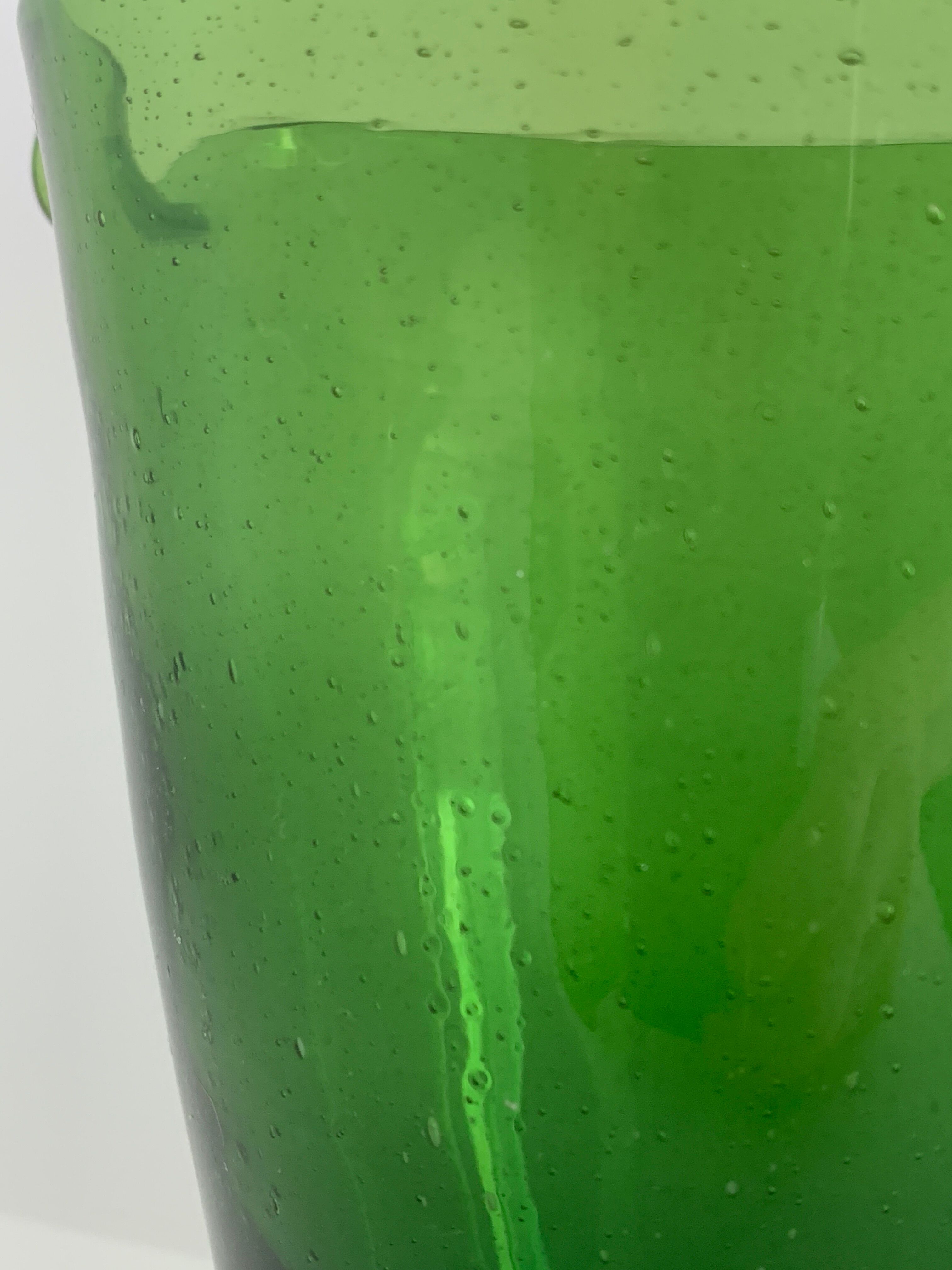Carafe et 6 verres en verre vert bullé