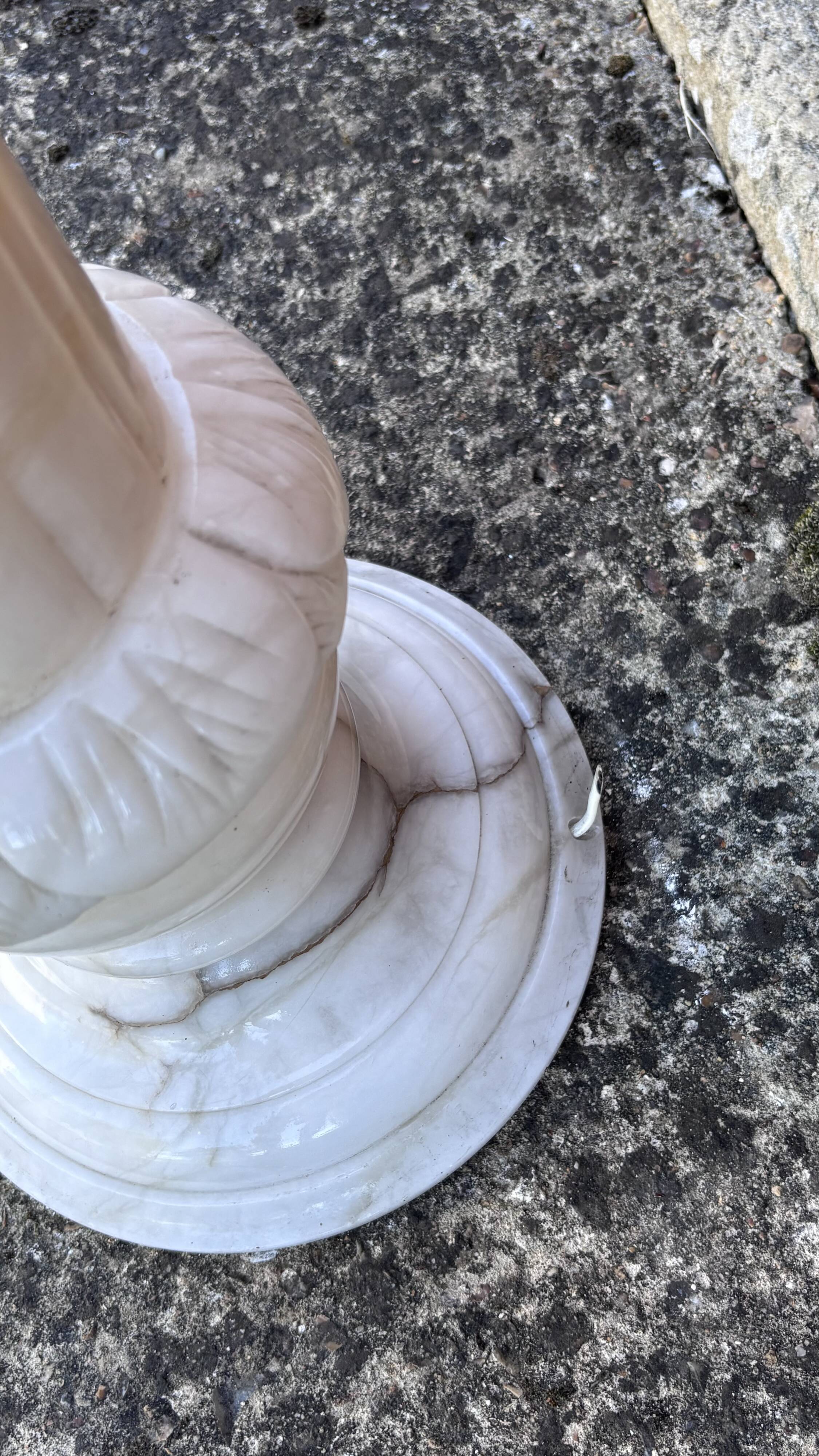Decorative alabaster column – Vintage sculptural pedestal