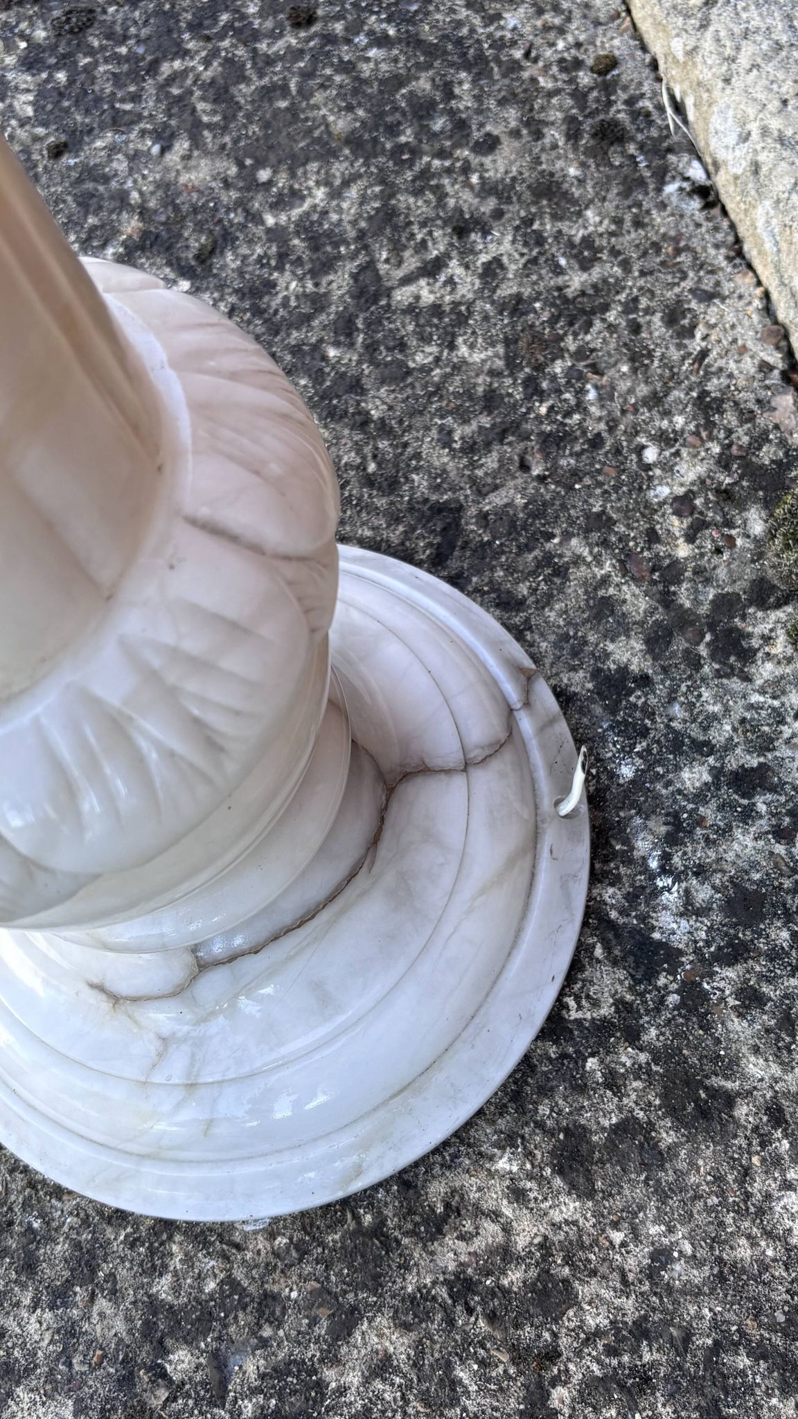 Decorative alabaster column – Vintage sculptural pedestal