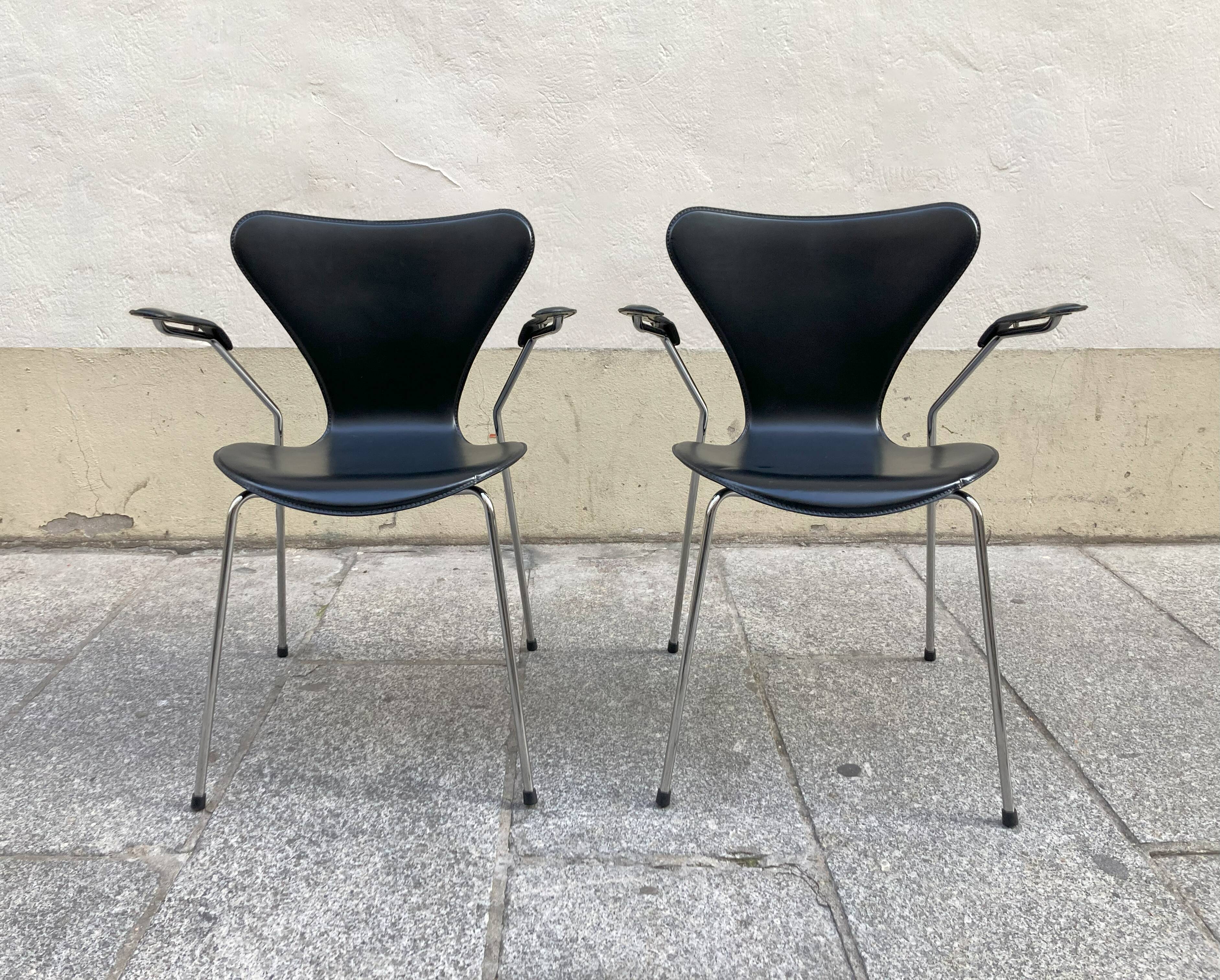 Pair of Arne Jacobsen series 7 chairs in black leather