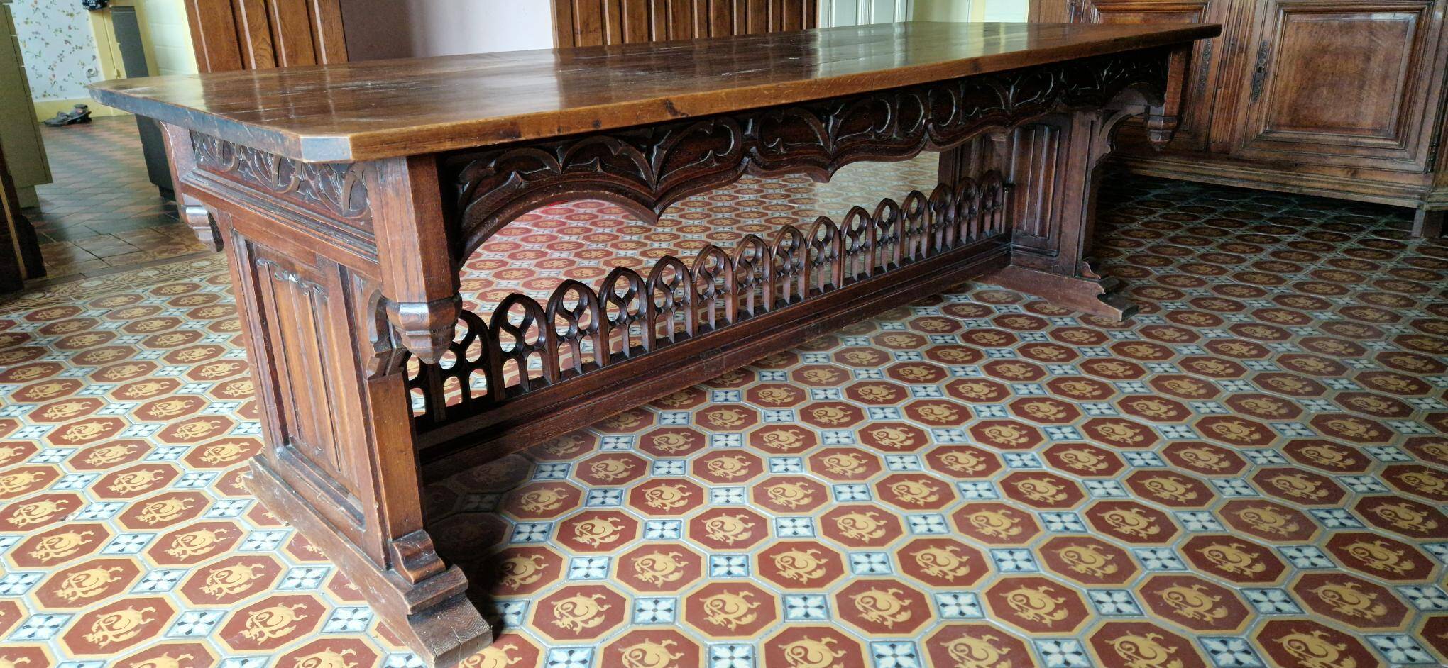 Très grande table en bois sculptée