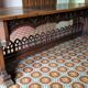 Très grande table en bois sculptée