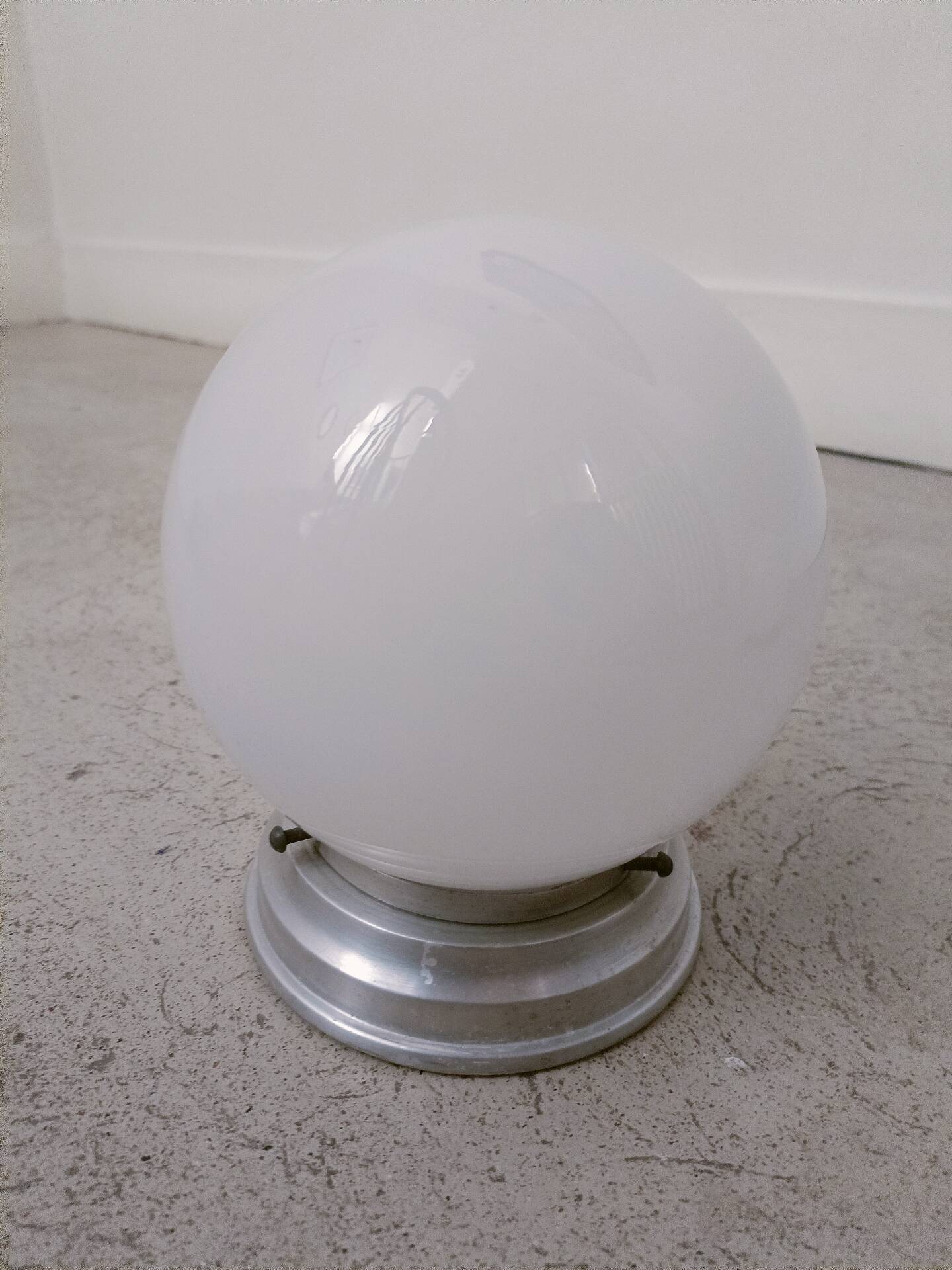 Applique, plafonnier boule opaline Art Déco