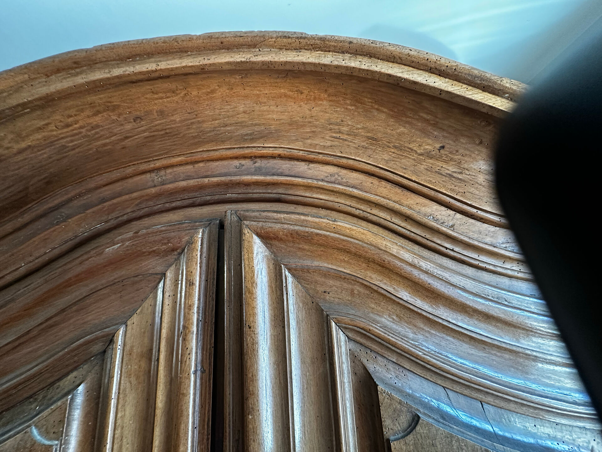 Large Alsatian Louis XV wardrobe in solid walnut – 18th century