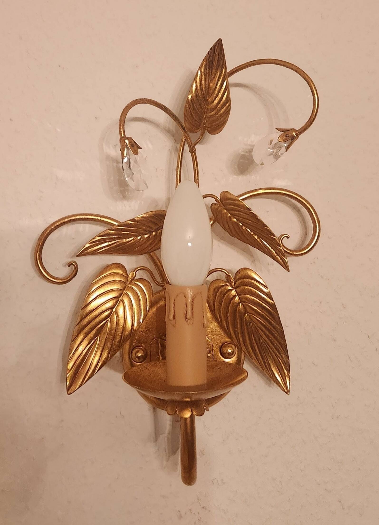 Shabby Wandlampe vergoldet Blattgold Kristallelemente Hollywood Regency 70s