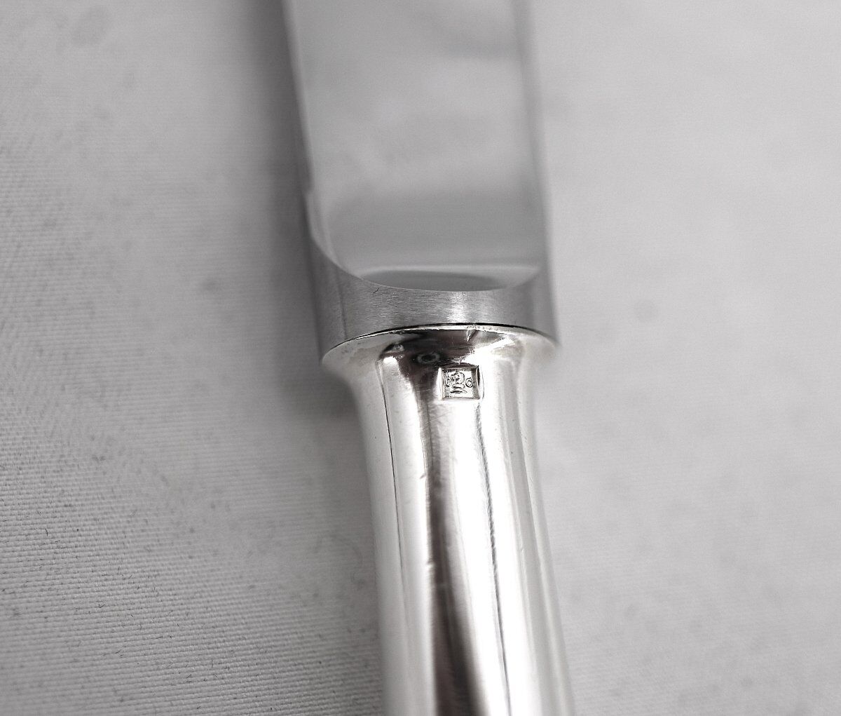 Christofle modèle Baguette, 12 couteaux de table en métal argenté, en parfait état.