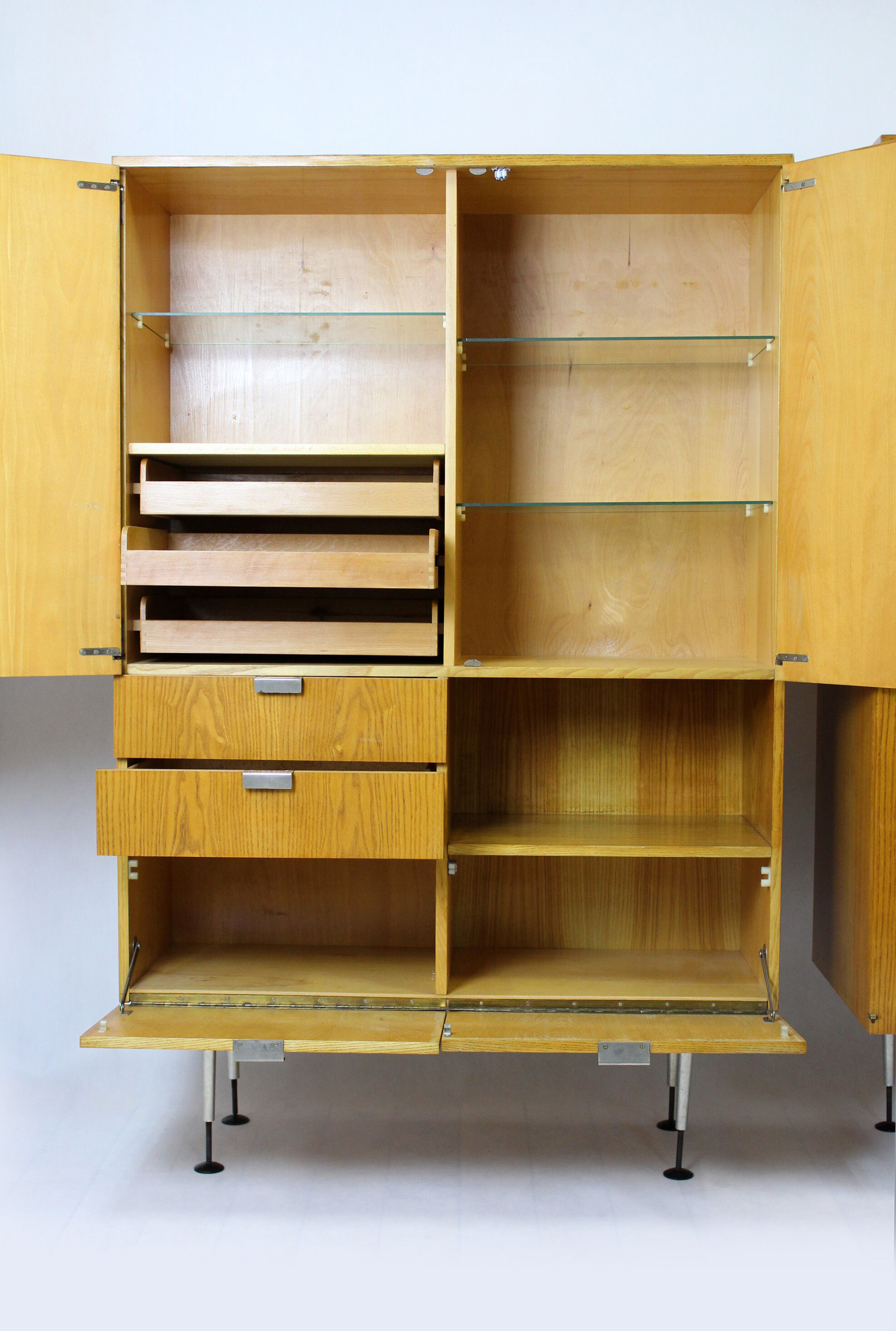 Armoires en frêne par Jitona en 1965