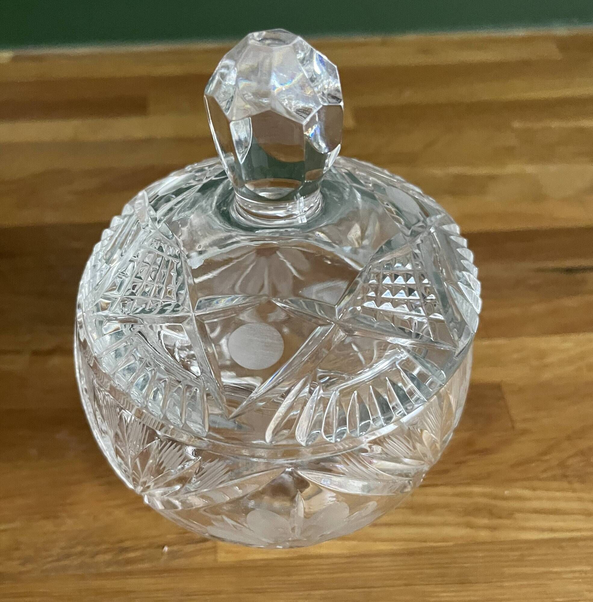 Very nice crystal sugar bowl in very good condition.