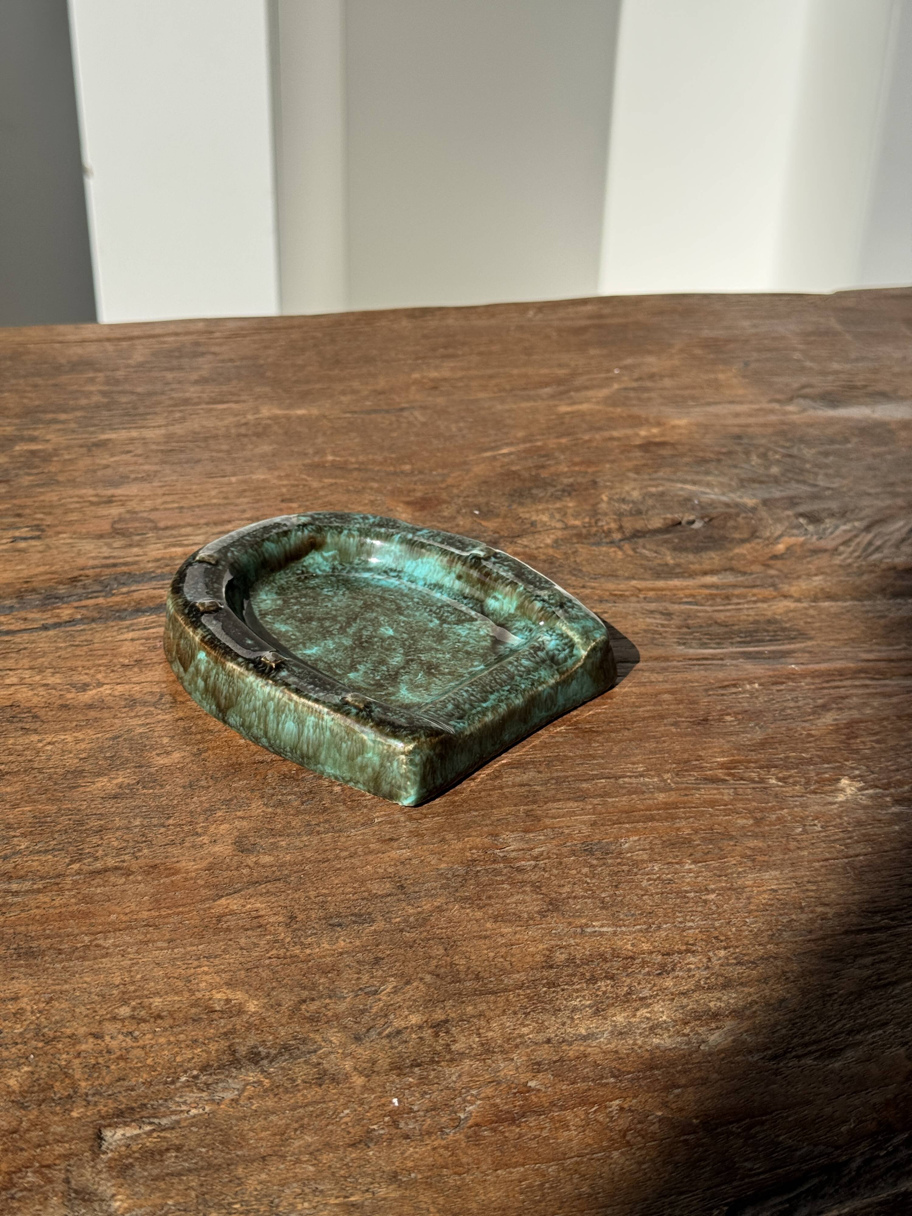 Cendrier en céramique vernissée turquoise et brune en forme de fer à cheval