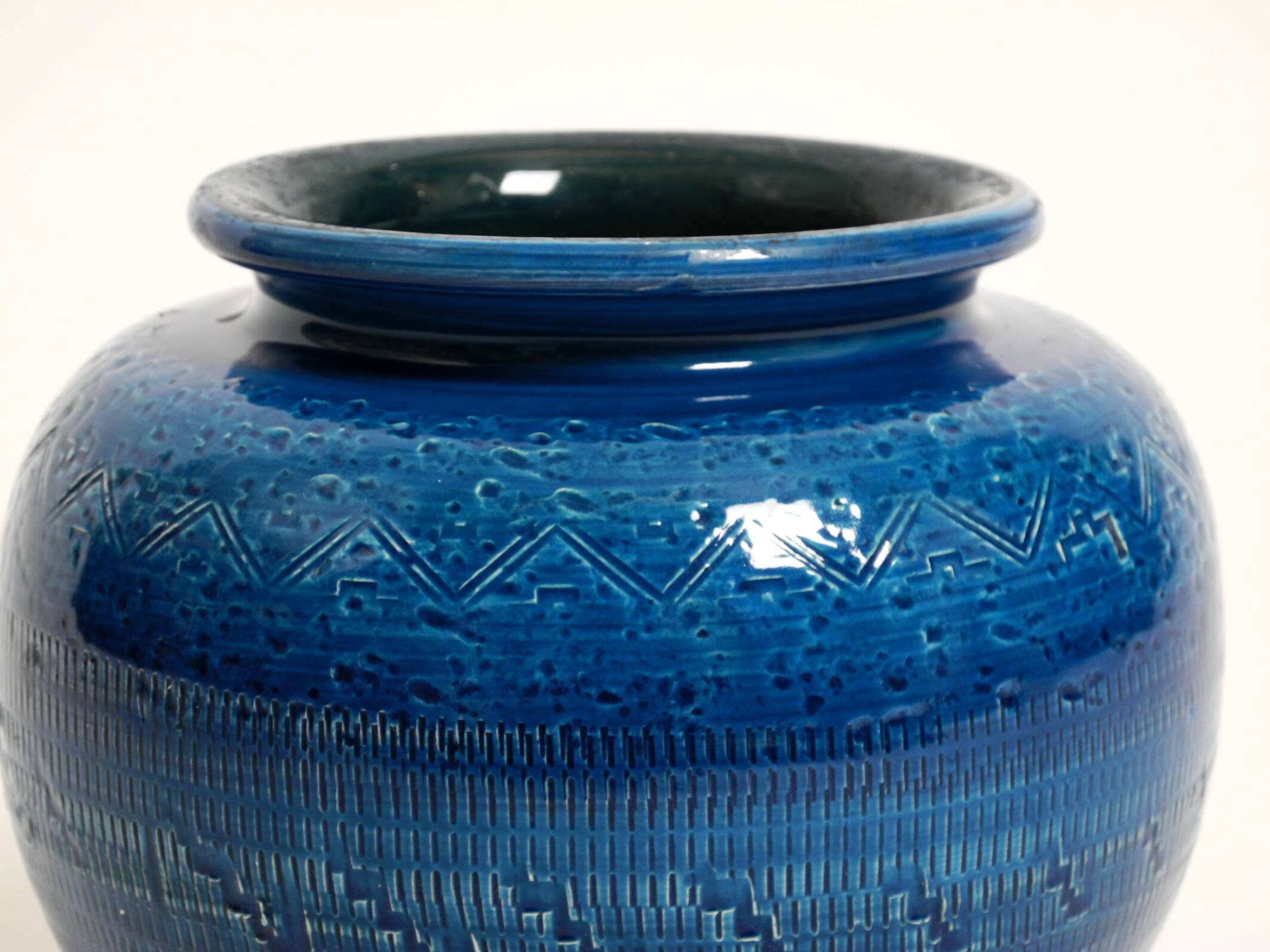 Magnifique vase en céramique Rimini Blu des années 1960 par Aldo Londi pour Bitossi Italie.