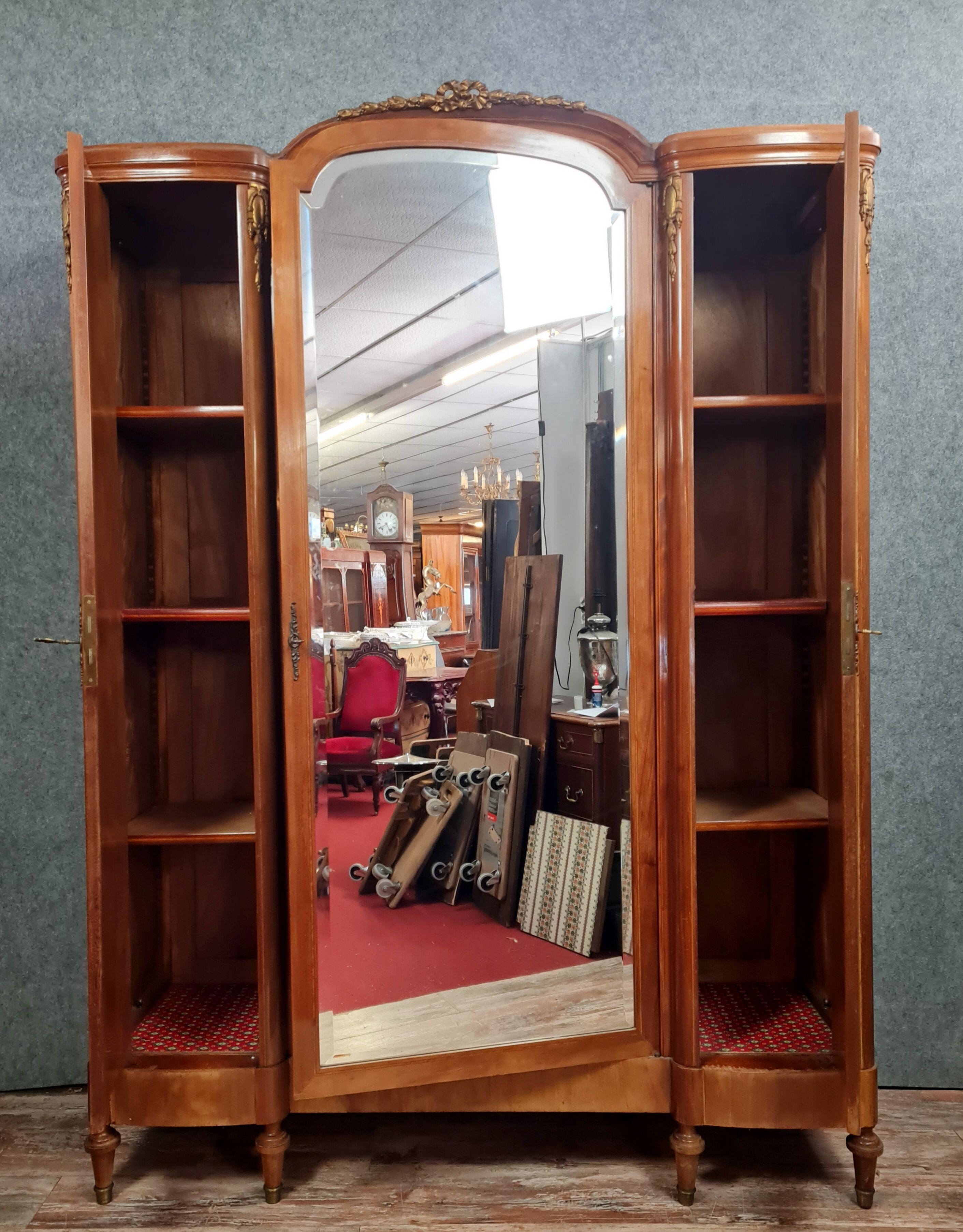 Wardrobe Louis XVI jumped back into precious wood marquetry around 1880