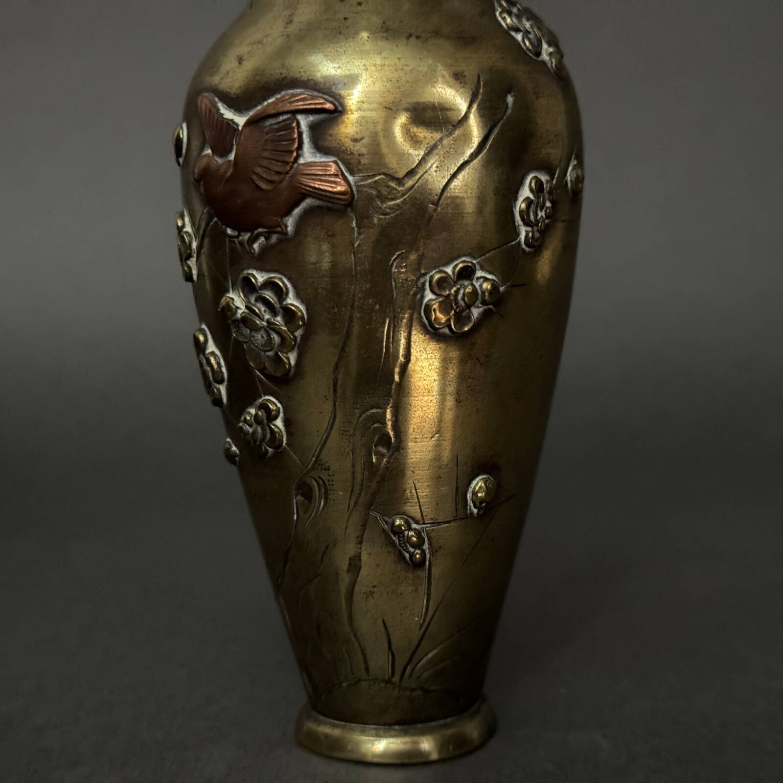 Pair of Japanese vases in chiselled bronze with inlaid bird decoration.