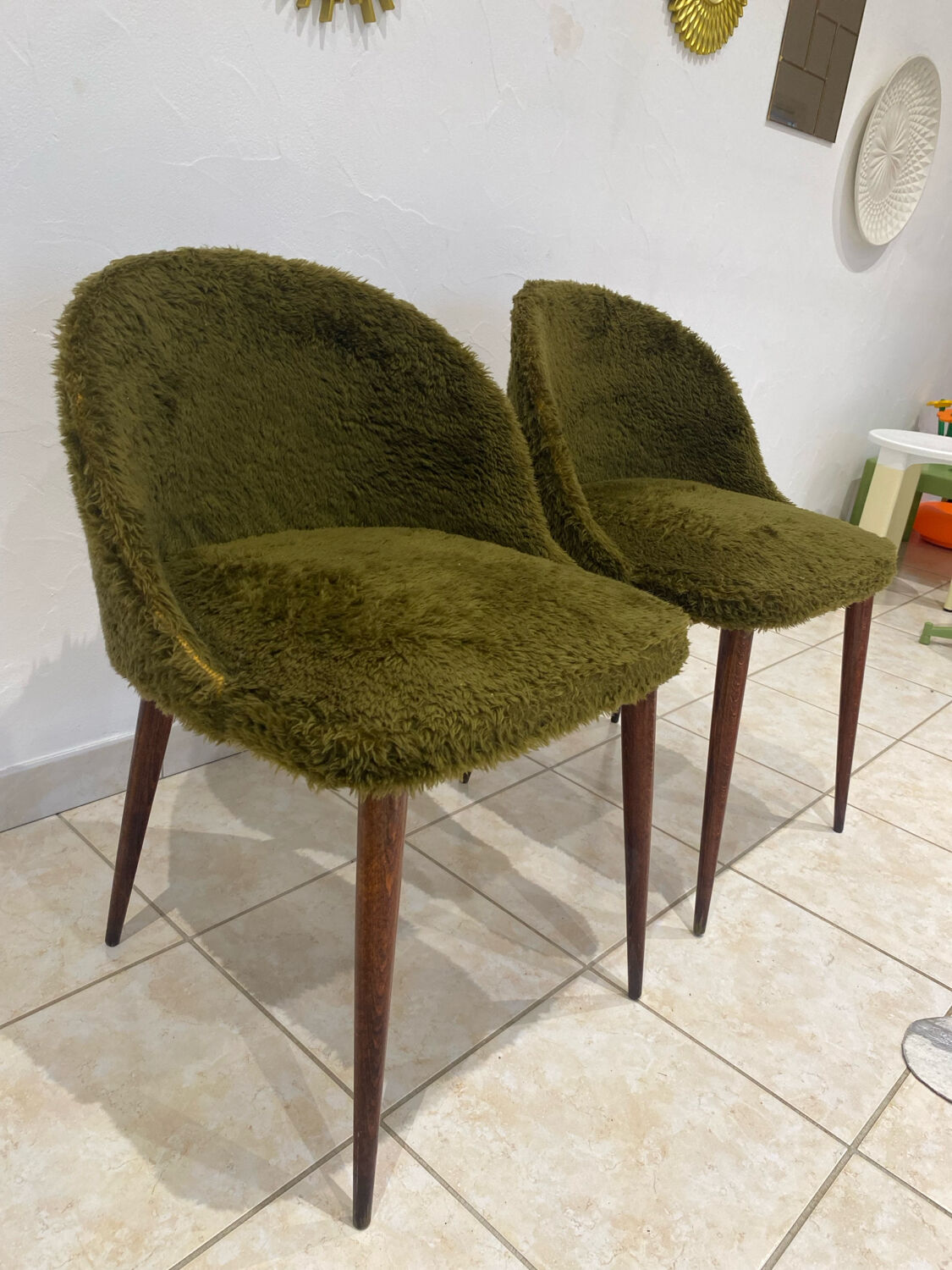 Vintage chairs - Retro chic design - Moss green fur