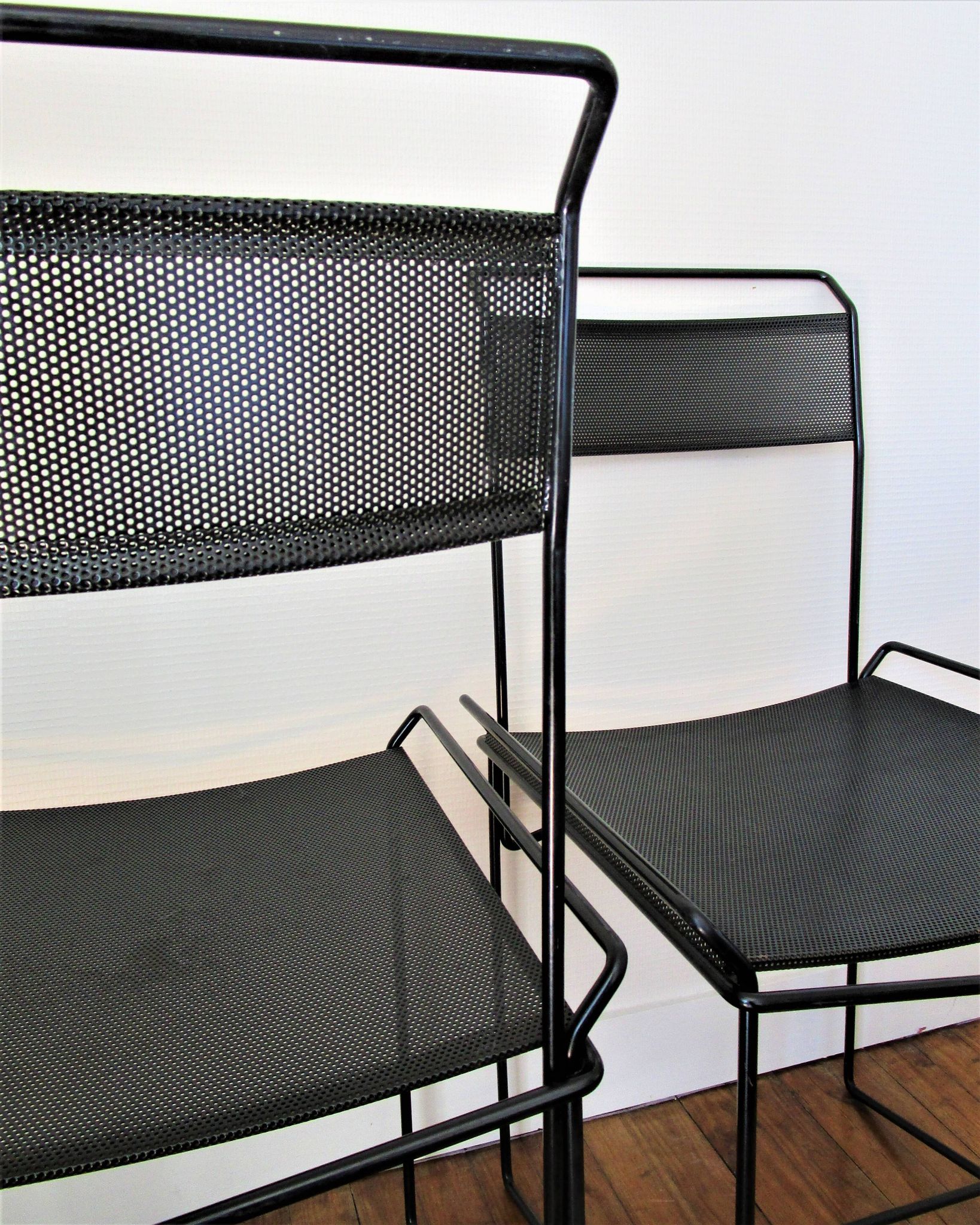 Paire de chaises acier métal perforé design années 80