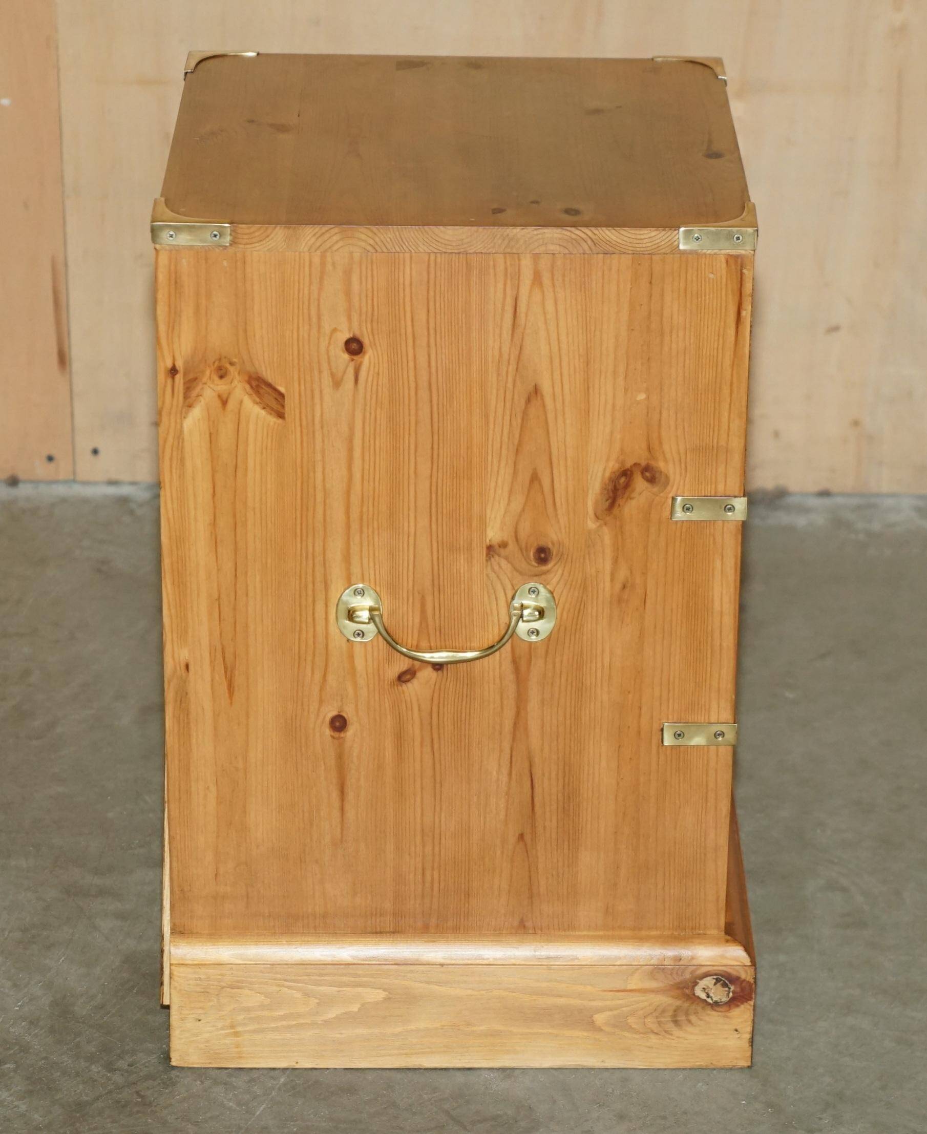Commodes de campagne & tables de chevet