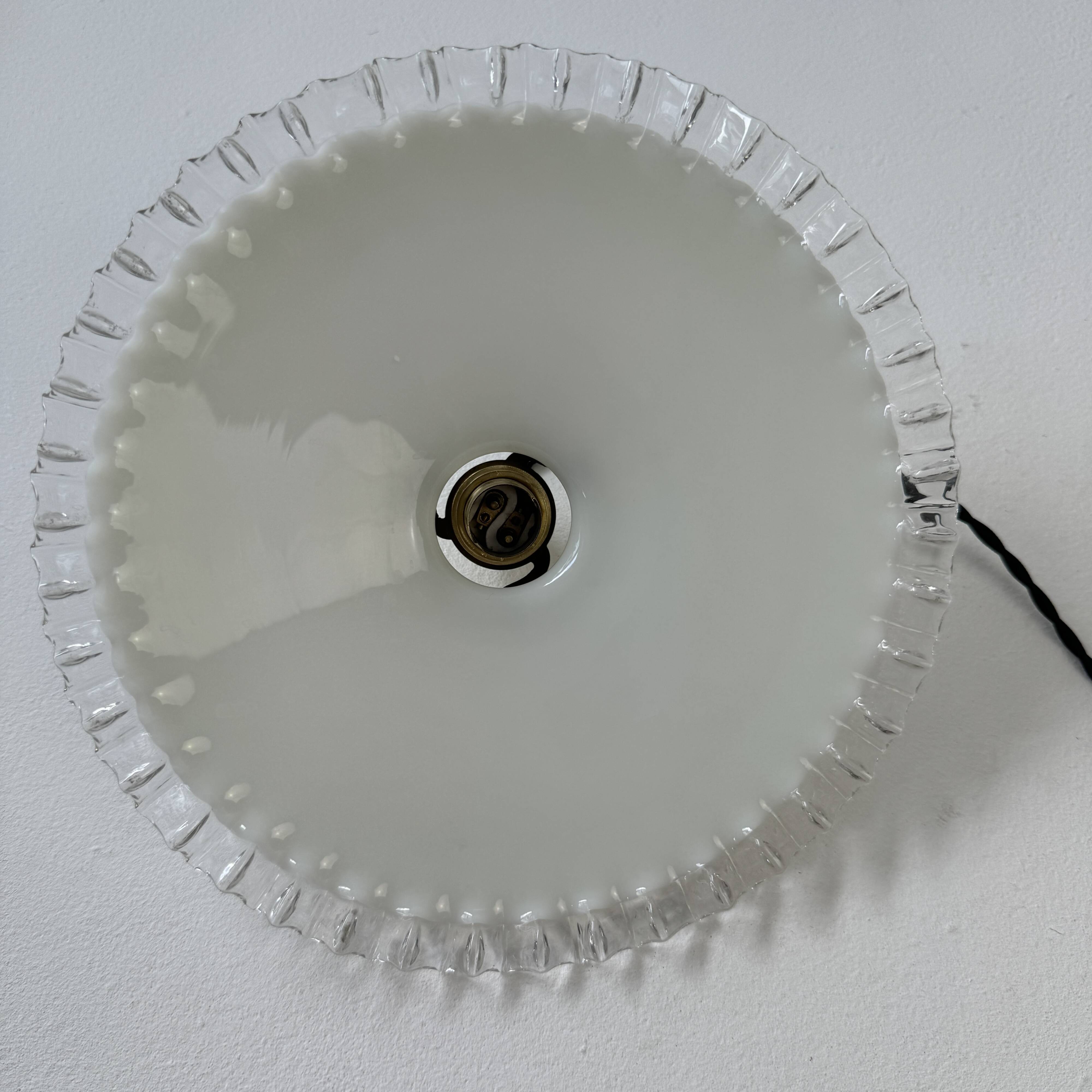 Vintage 26 cm opaline laced suspension