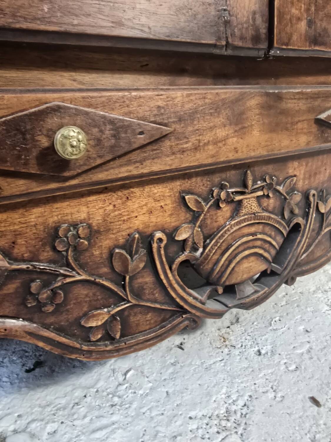 Glass-fronted walnut cabinet – 18th century – Verriau