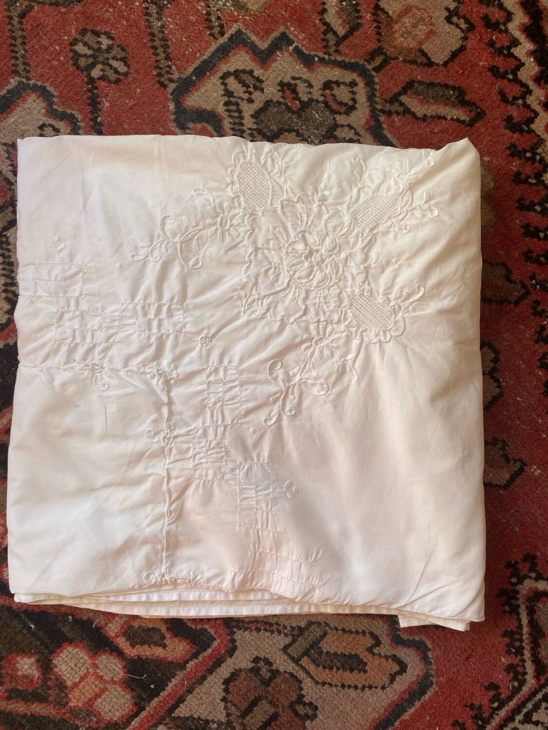 Nappe blanche en fin coton blanc brodé.