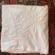 Nappe blanche en fin coton blanc brodé.