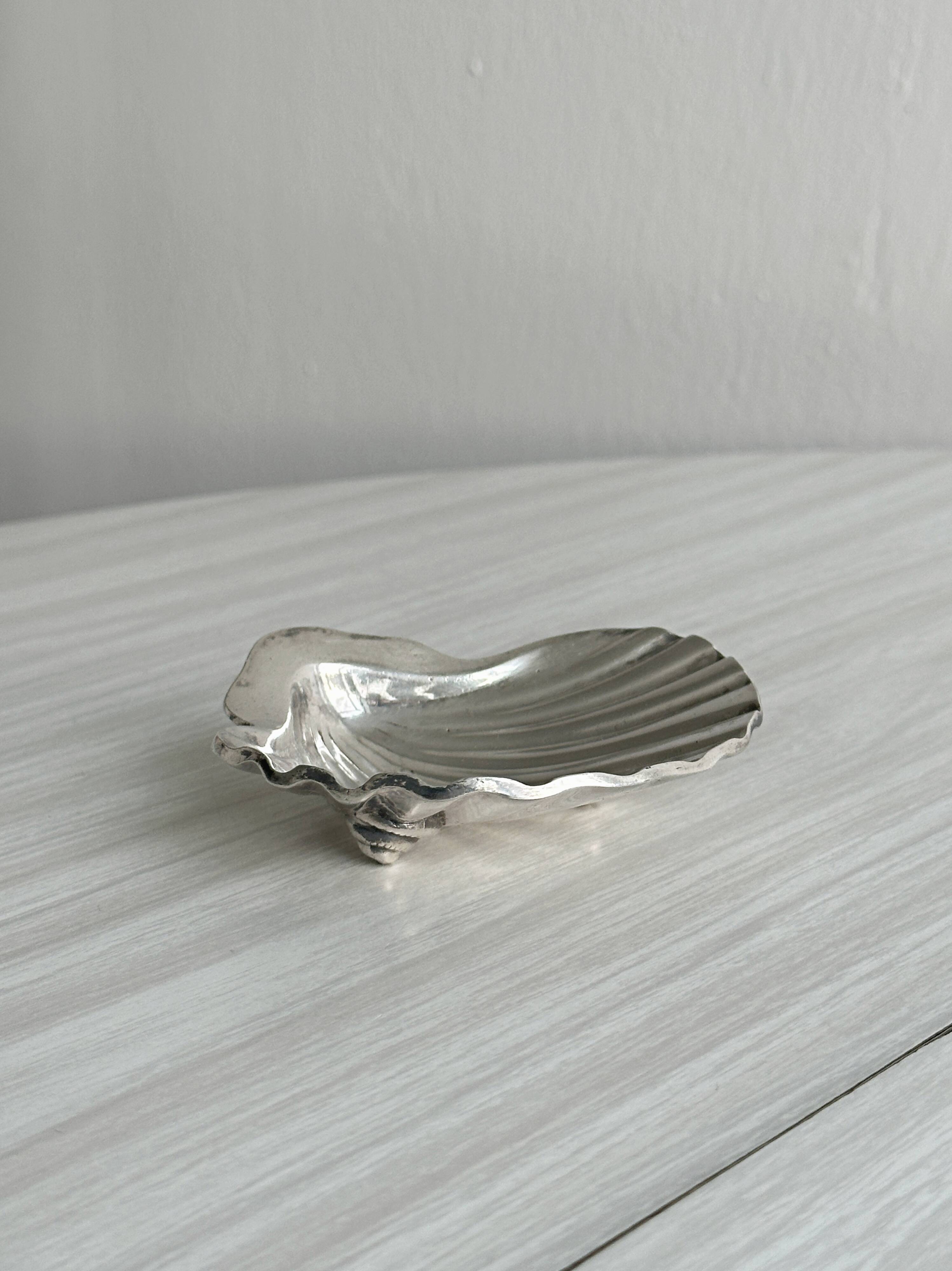 Shell-shaped bowl, snail feet