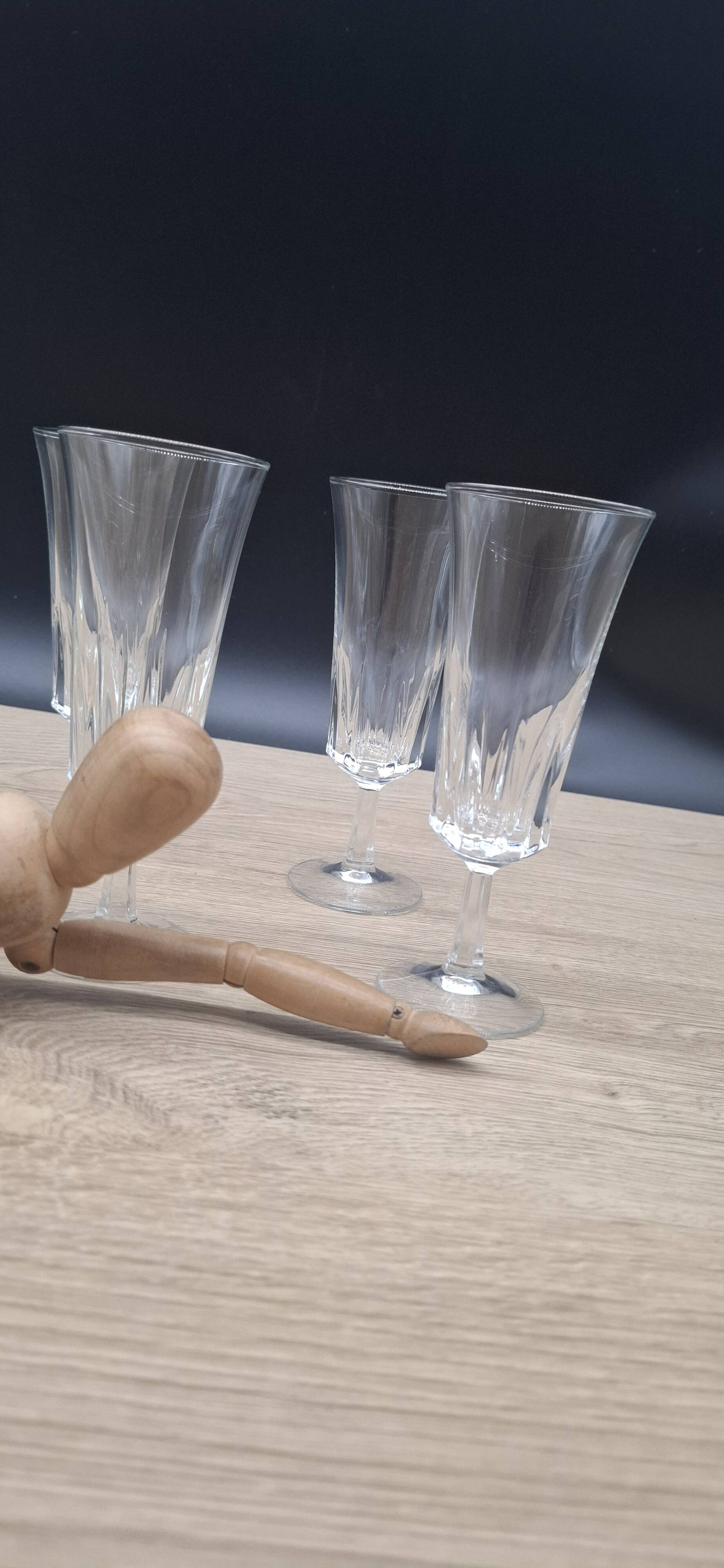 Set of 8 Luminarc champagne flutes