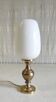 Lampe à poser en laiton et globe opaline - mid. XXeme