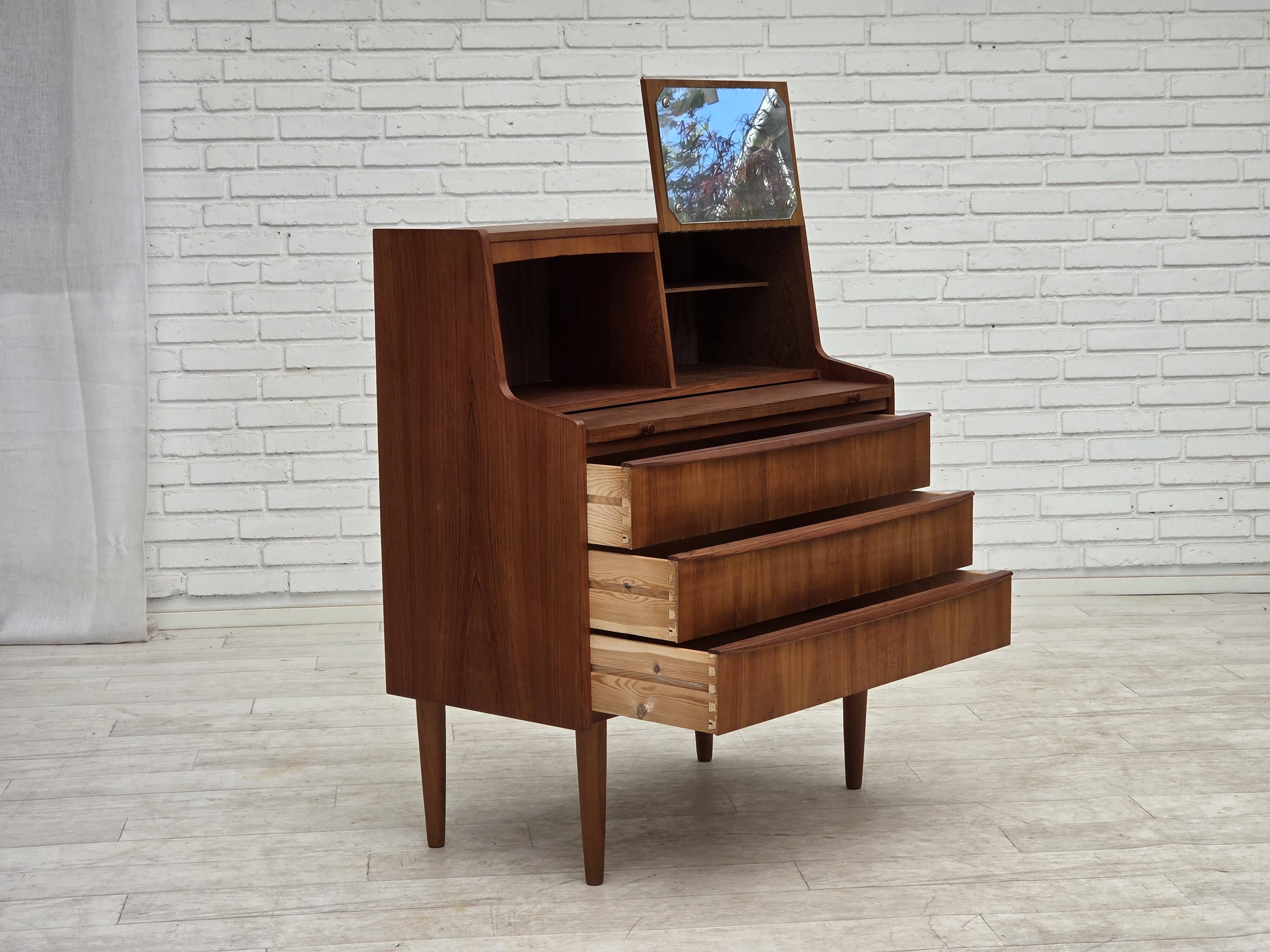 Commode danoise des années 1970 avec un miroir pliant, en bois de teck.