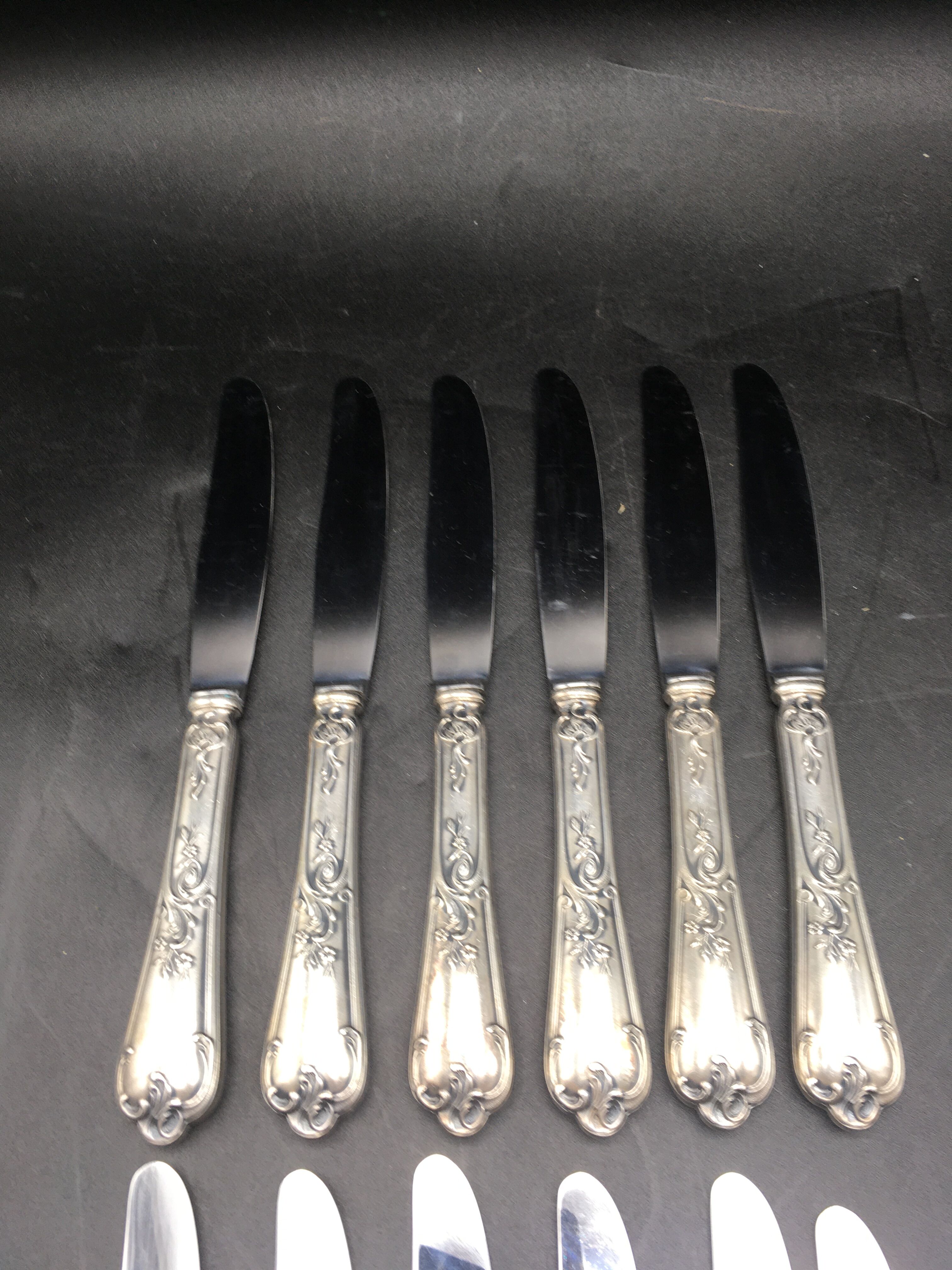 12 silver metal table knives model Rocaille