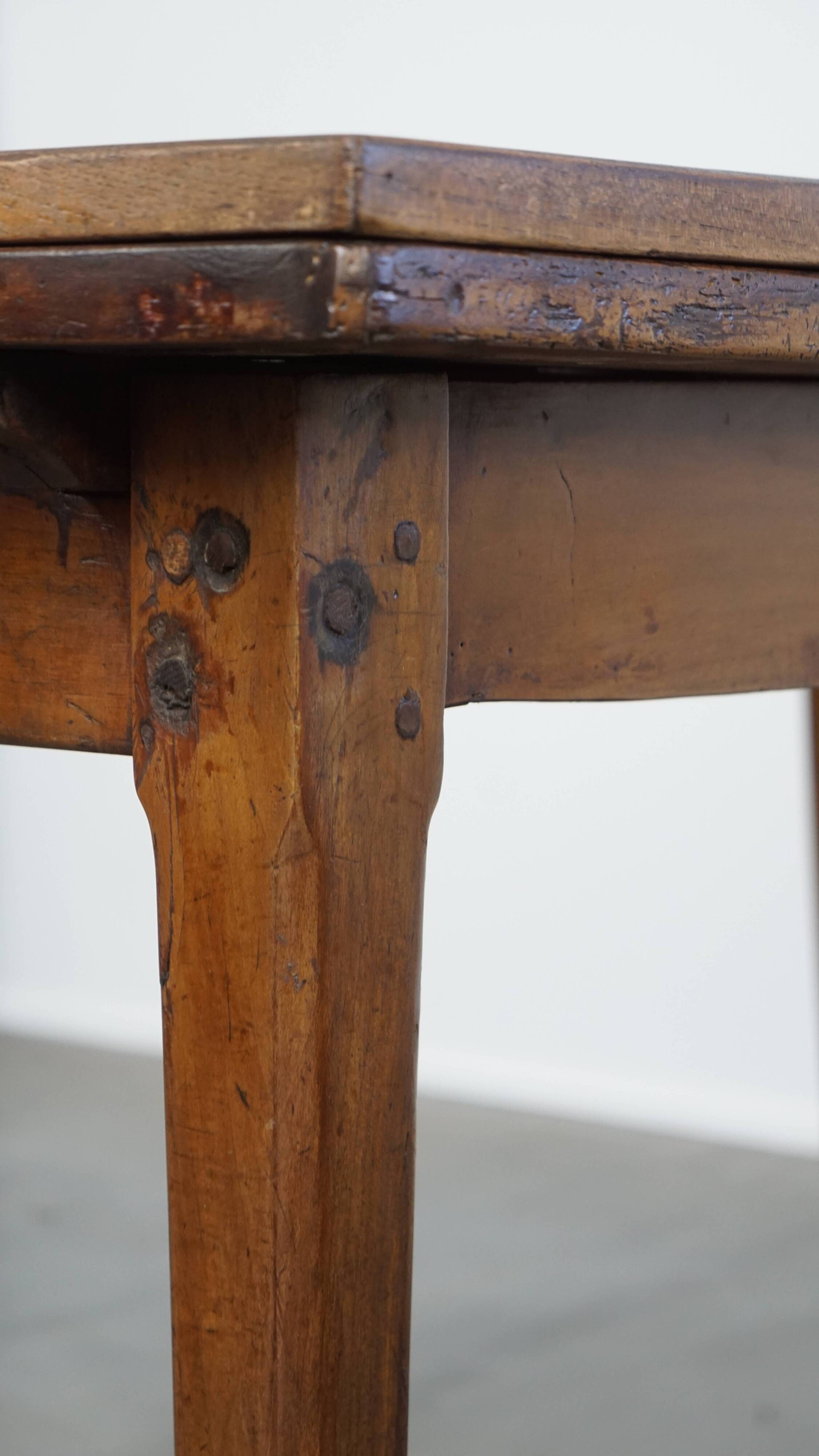 English Antique Extendable Dining Table in Elm and Cherry Wood