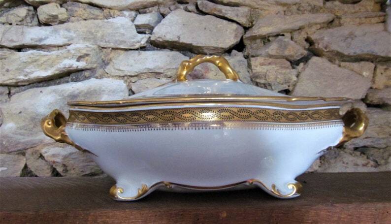 Antique medium-sized porcelain tureen produced by William Guerin