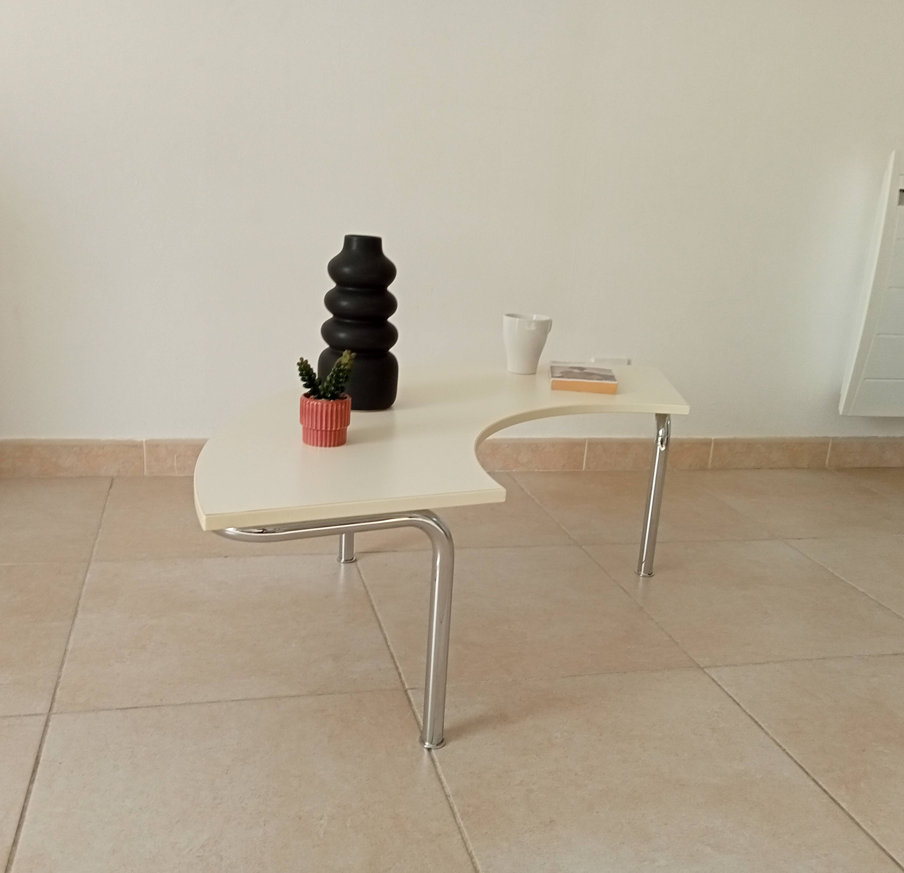 Vintage tripod coffee table in chrome and formica from the 1980s.