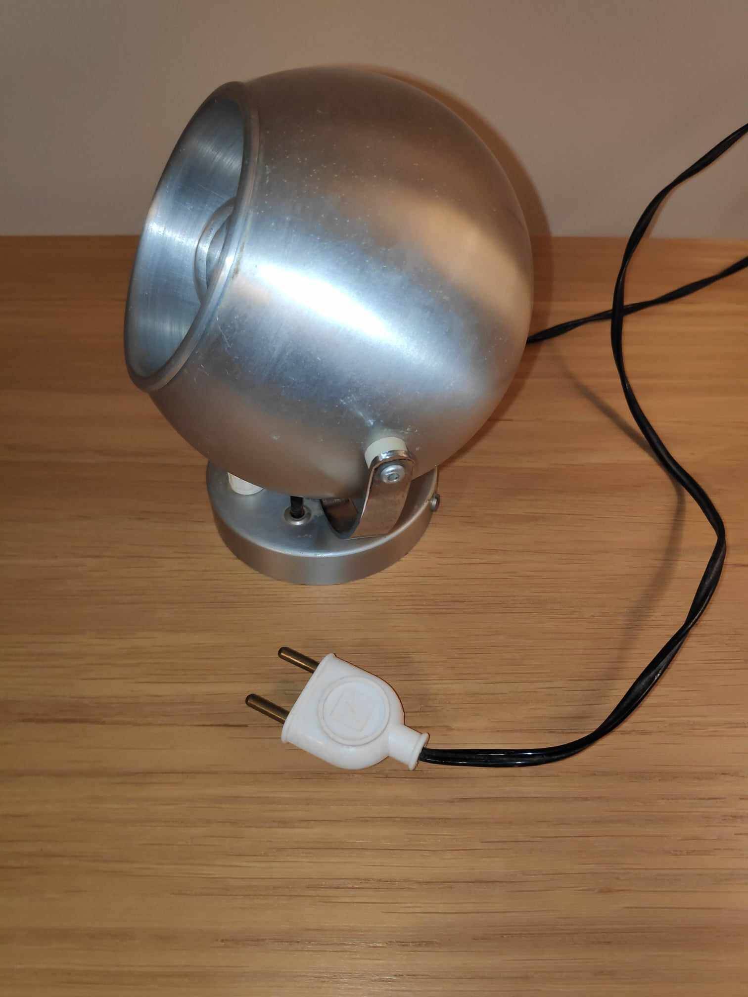 Eyeball wall or table lamp