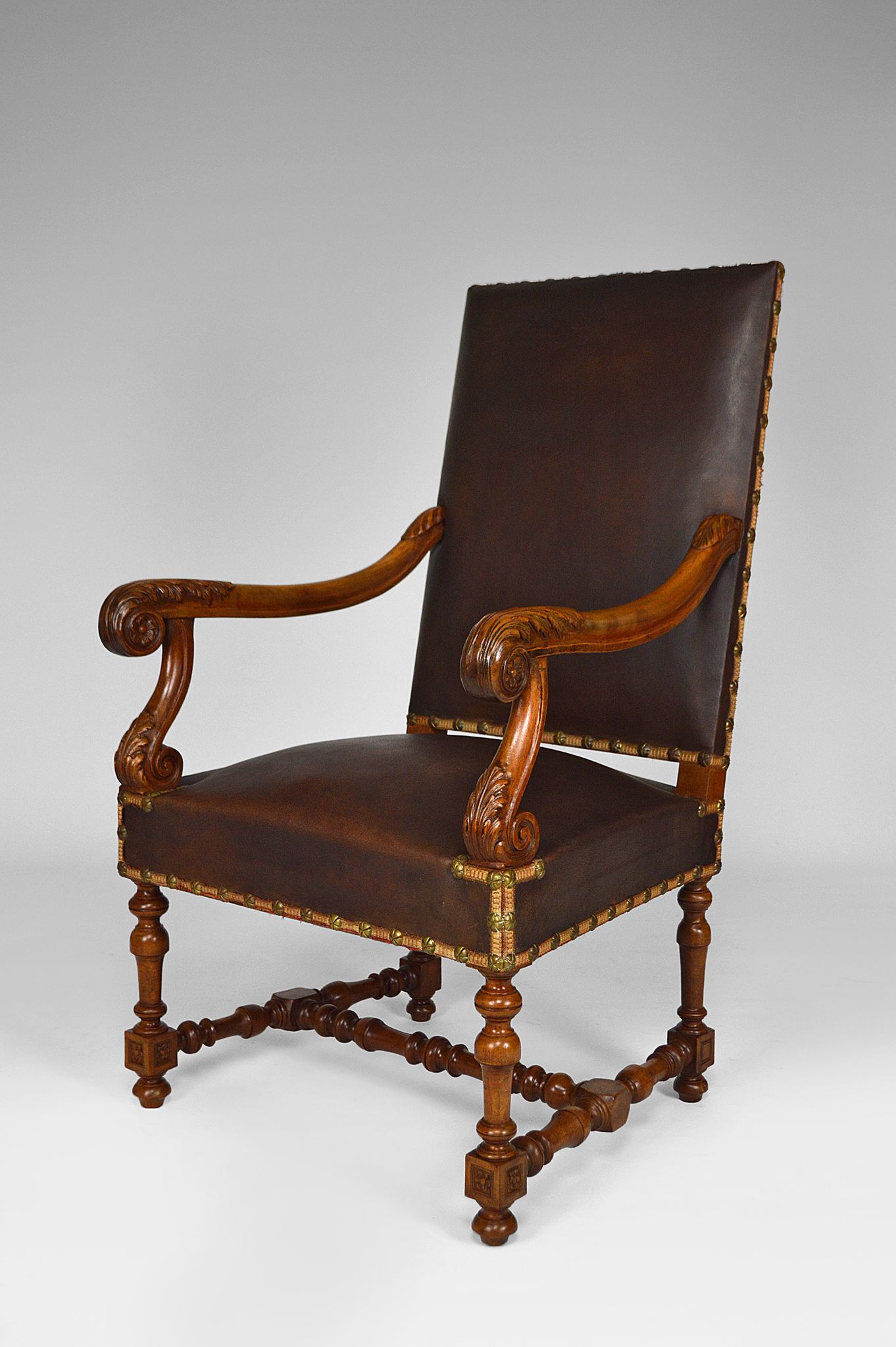 Fauteuil de bureau Louis XIII en cuir et noyer sculpté vers 1860