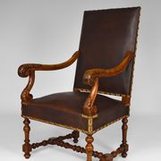 Fauteuil de bureau Louis XIII en cuir et noyer sculpté vers 1860