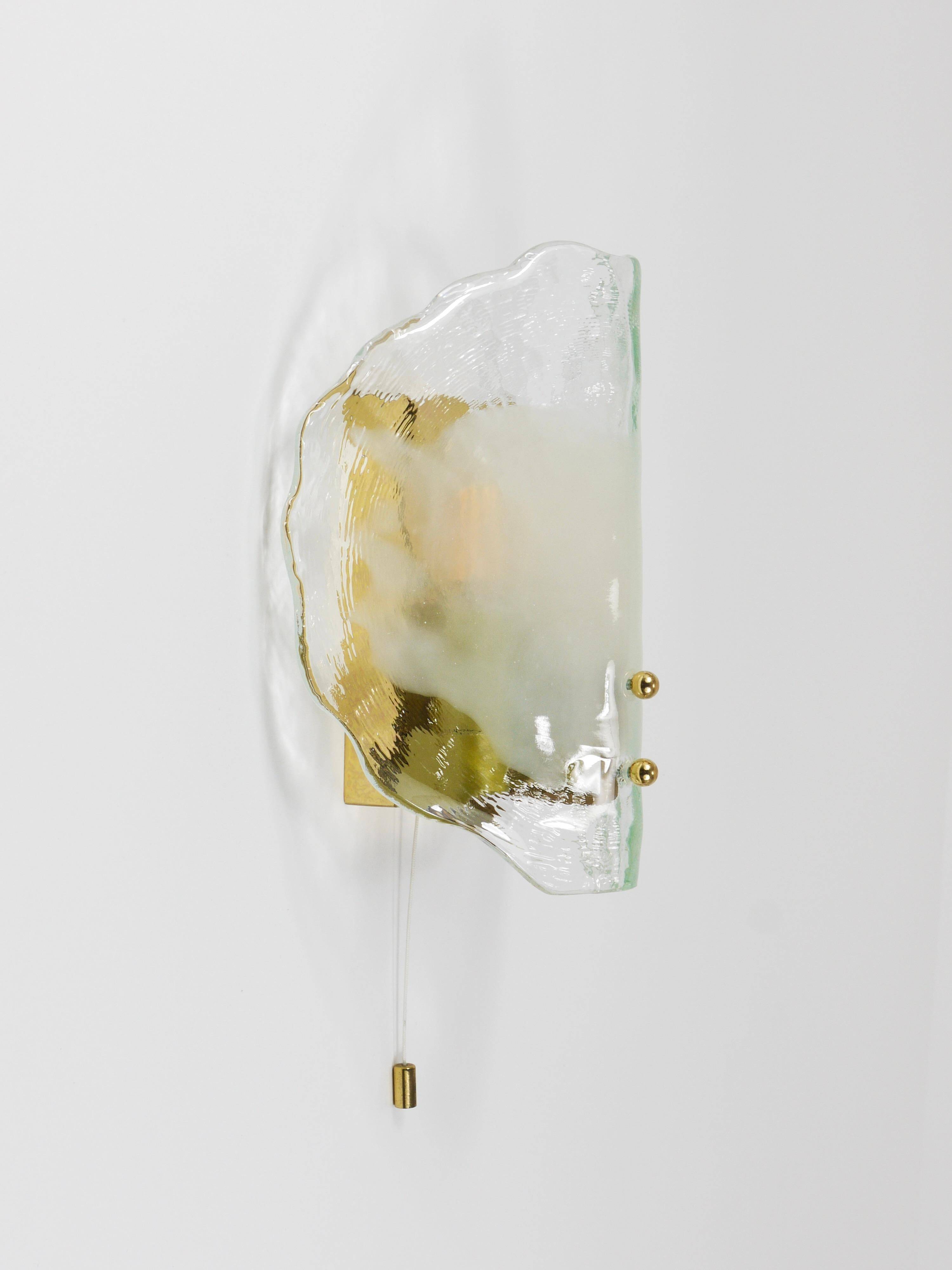 J.T. Kalmar Applique Murano en Laiton et Verre en Forme de Pétale, Vienne, années 1970