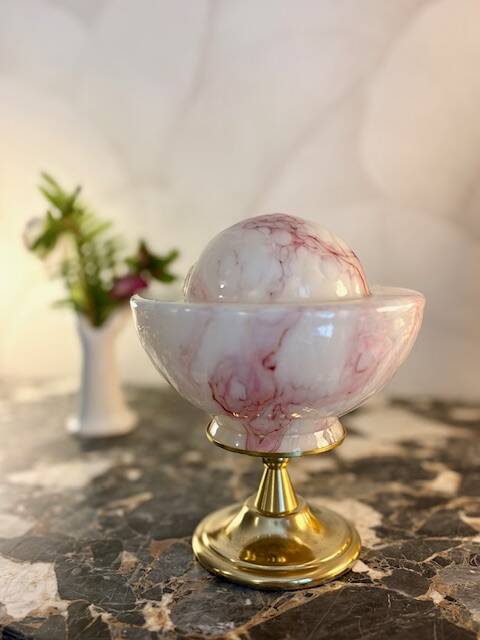 Small Art Deco lamp from the 1930s in marbled opaline.