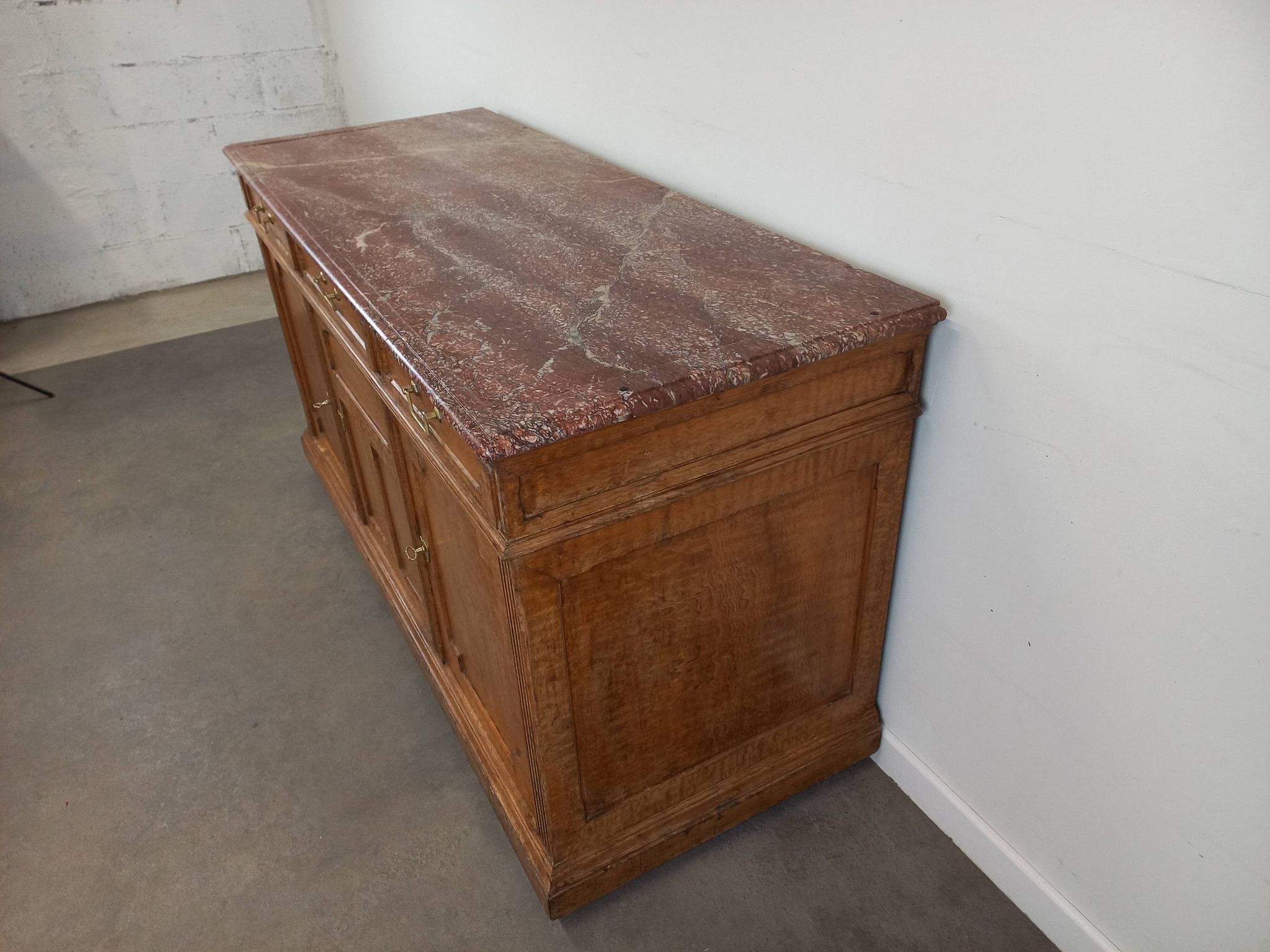 Marble top store bank