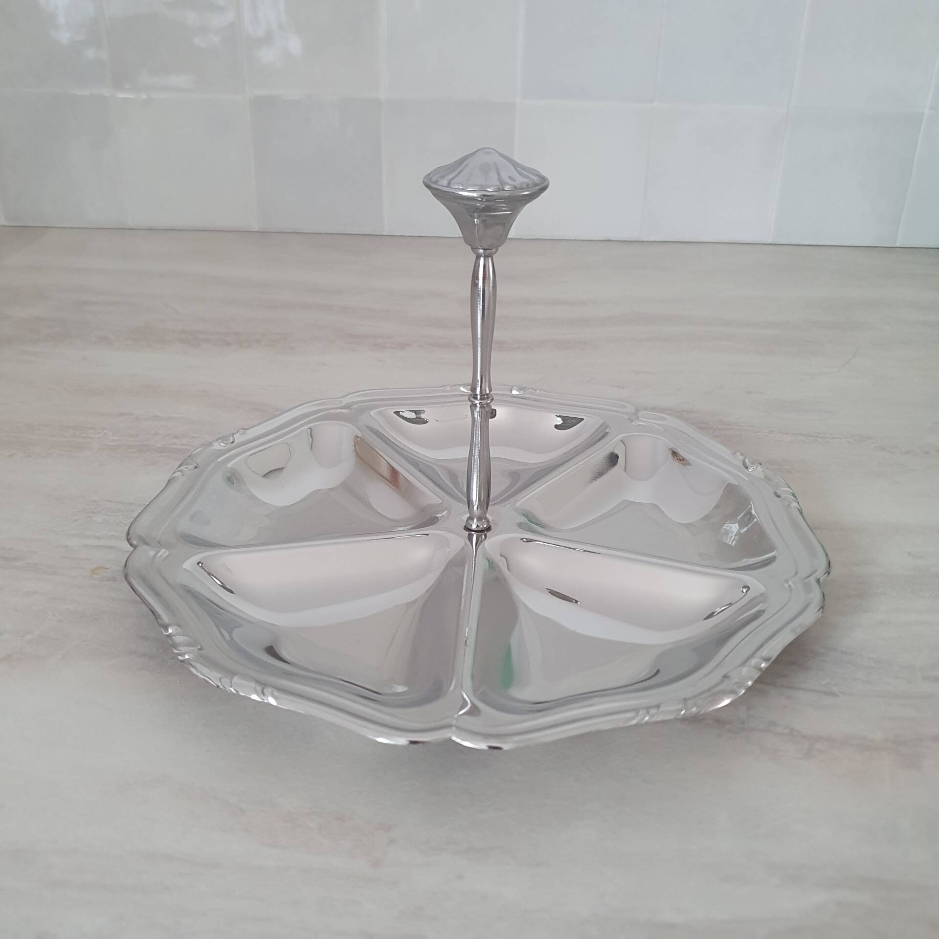 Guy Degrenne / Round platter with compartments and central stainless steel handle