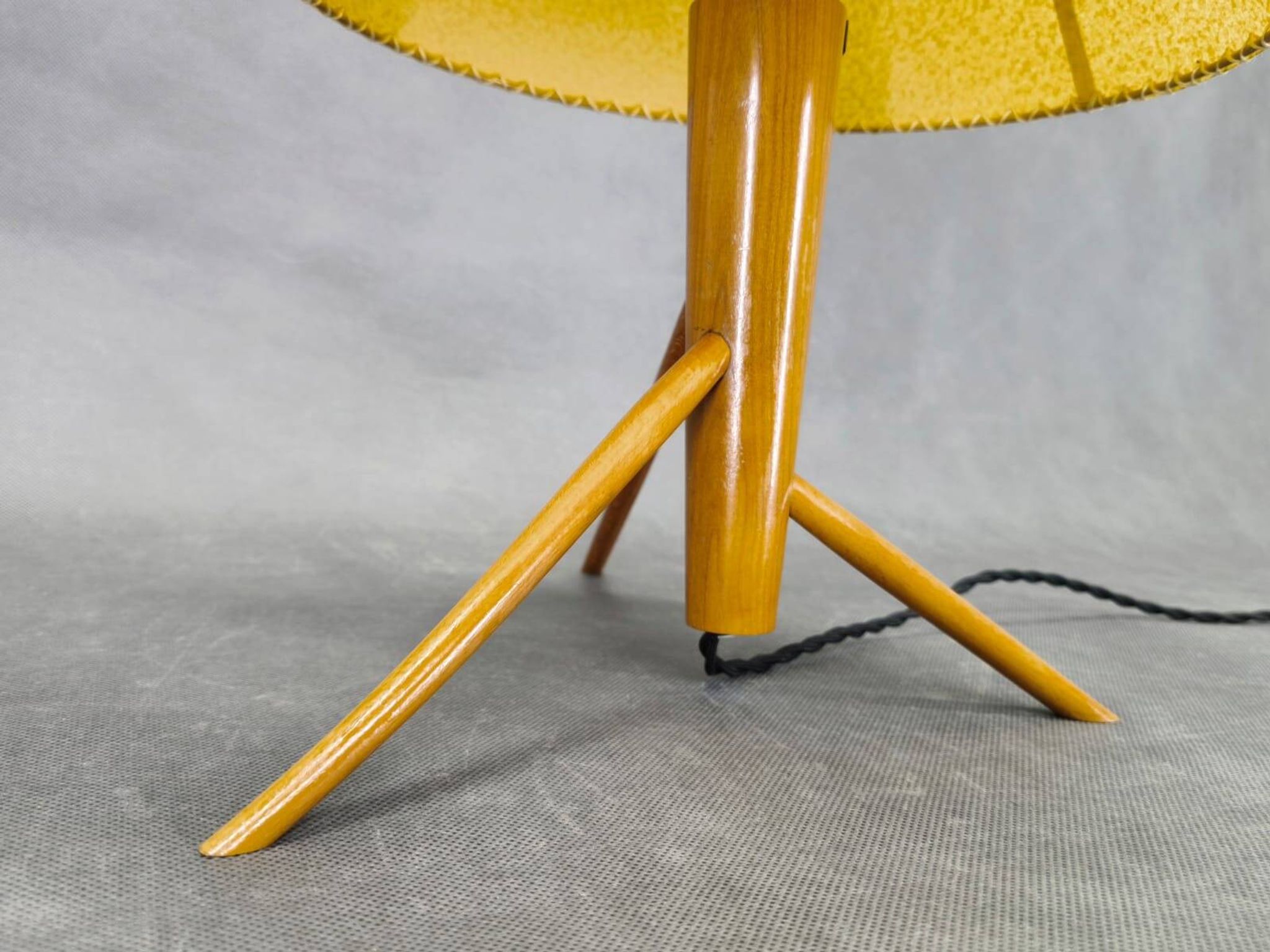 Lampe de table en érable des années 60, base trépied style ULUV.