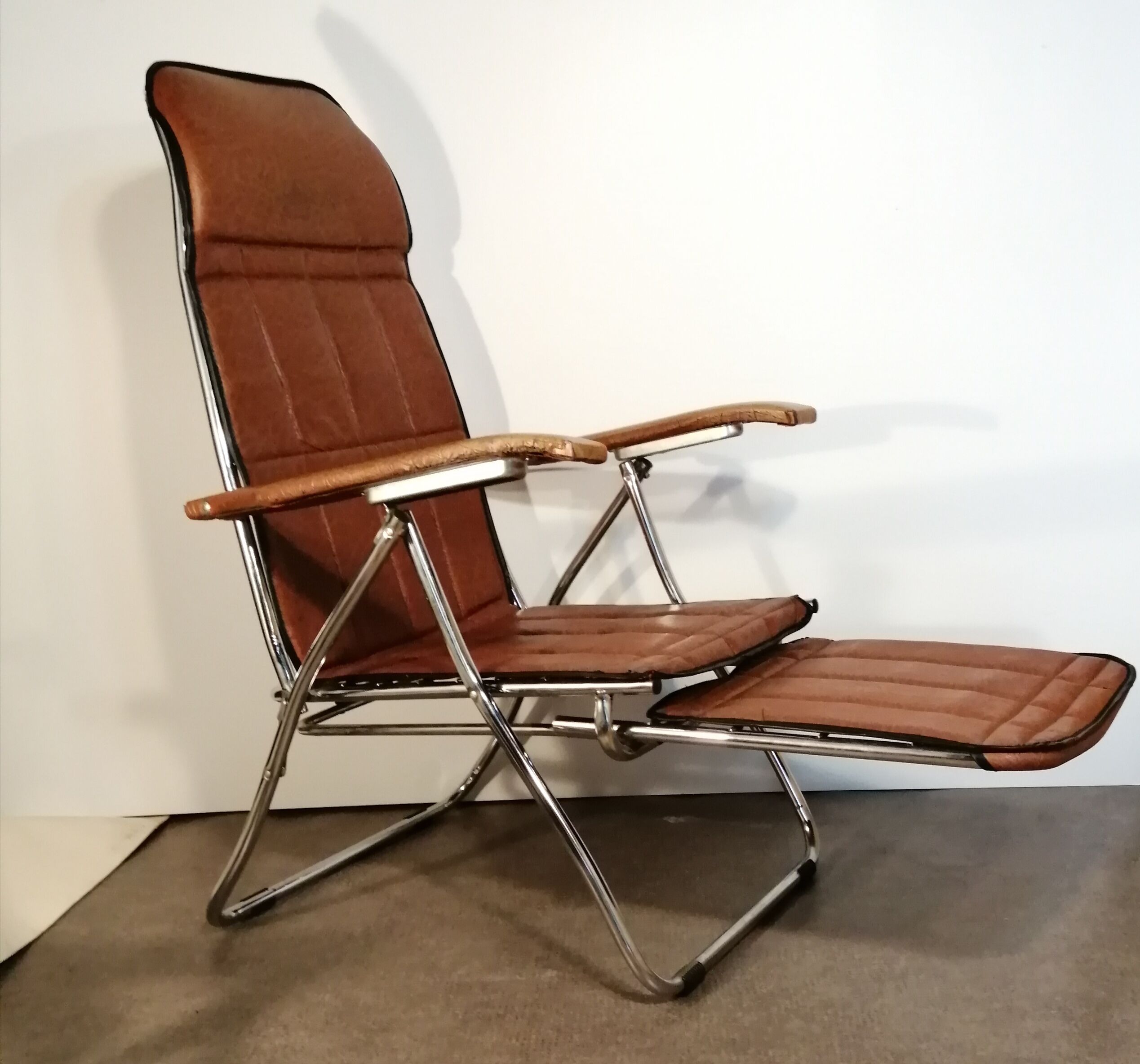 Maule Marga brown leatherette reclining and folding armchair made in Italy vintage 1970