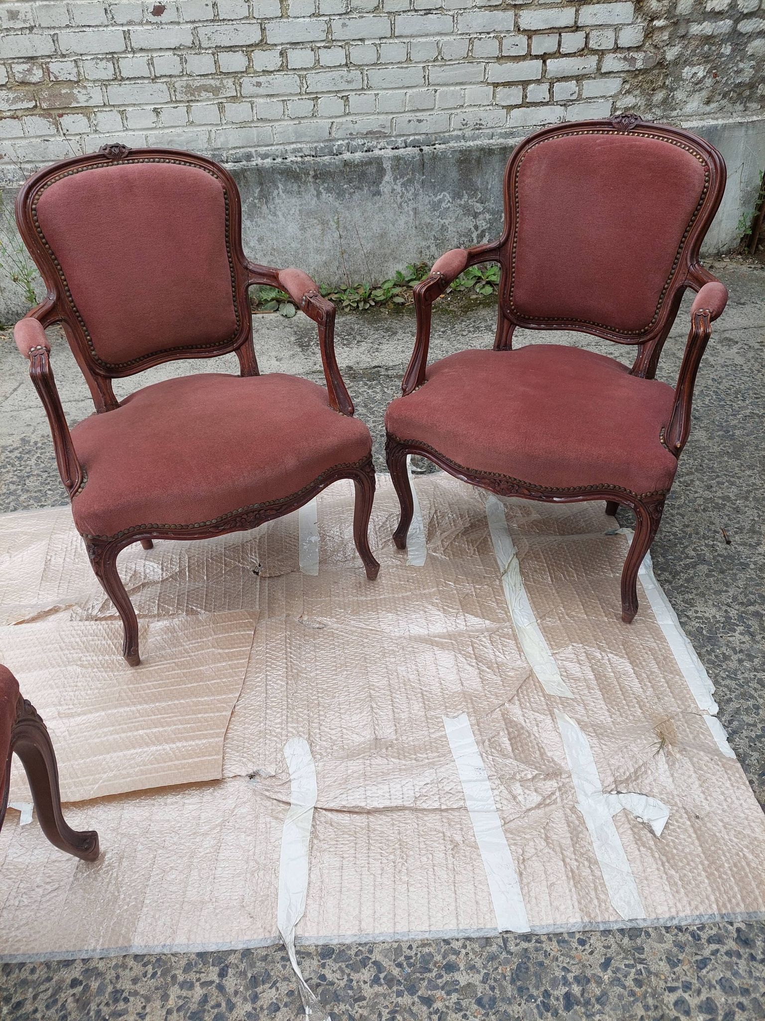 Paire de fauteuils avec ses reposes pieds style Louis Philippe en noyer