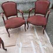 Paire de fauteuils avec ses reposes pieds style Louis Philippe en noyer