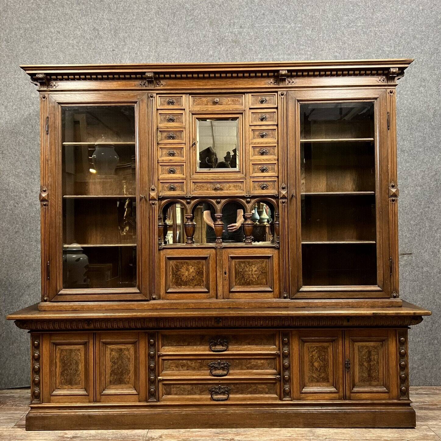 Rare and important double-sided Museum display case in Renaissance style in walnut and magnifying glass