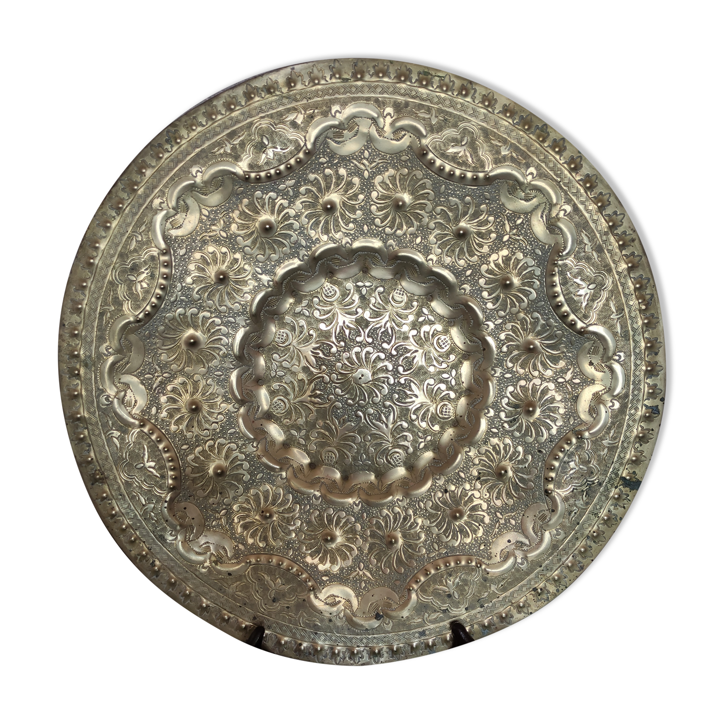 Plateau indien en laiton repoussé et gravé ancien