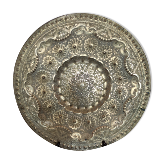 Indian tray in repelled brass and engraved ancient