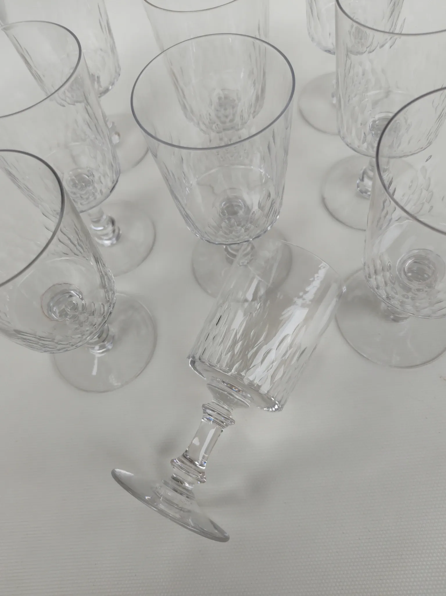 9 grands verres en cristal de Baccarat, modèle Champigny.