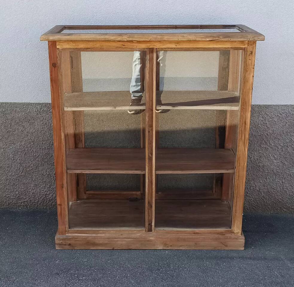 Antique wooden display cabinet with 2 doors