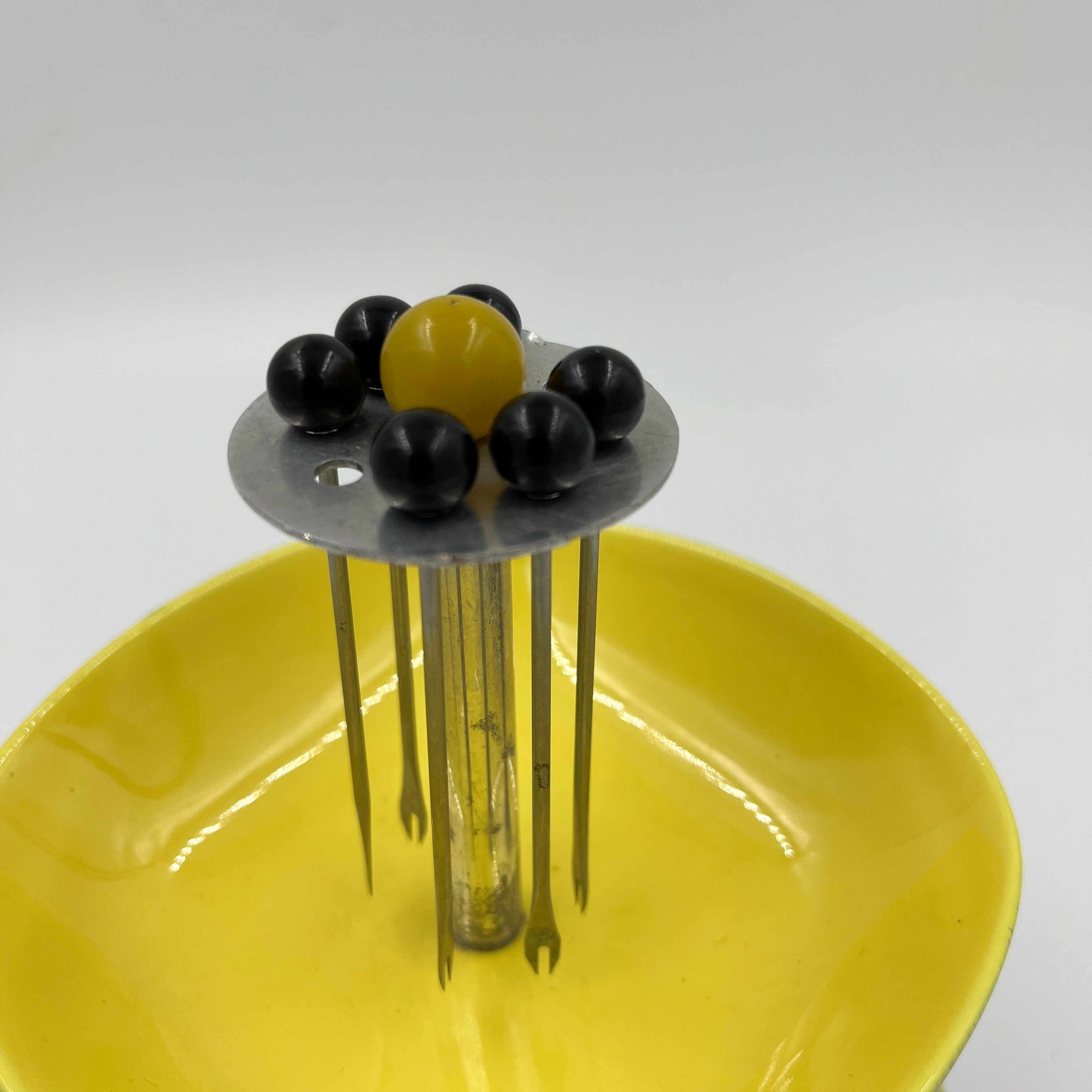 Cado servant yellow and black